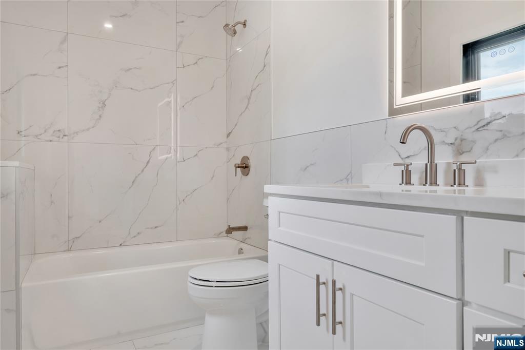 Northvale, New Jersey, 07647, United States, 6 Bedrooms Bedrooms, ,6 BathroomsBathrooms,Residential,For Sale,2003296