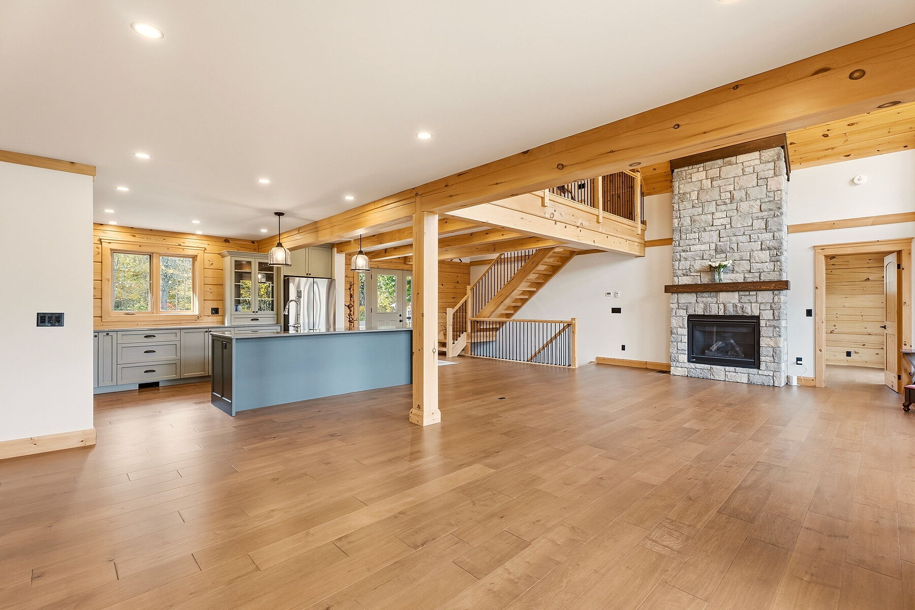  Inviting Waterfront Log Home - 物件實景