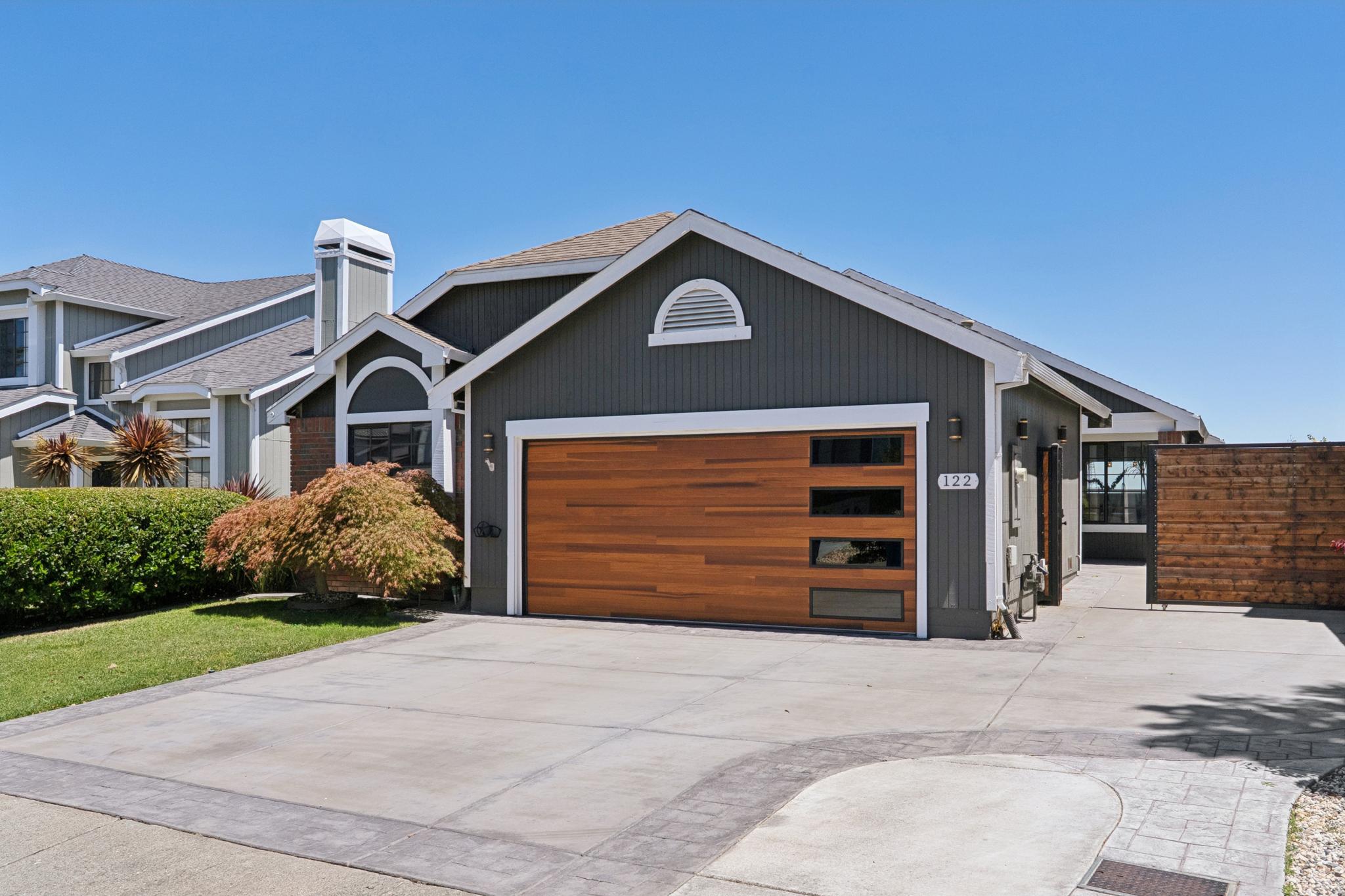  Beautifully Updated Home with Stunning Water Views - 物件實景