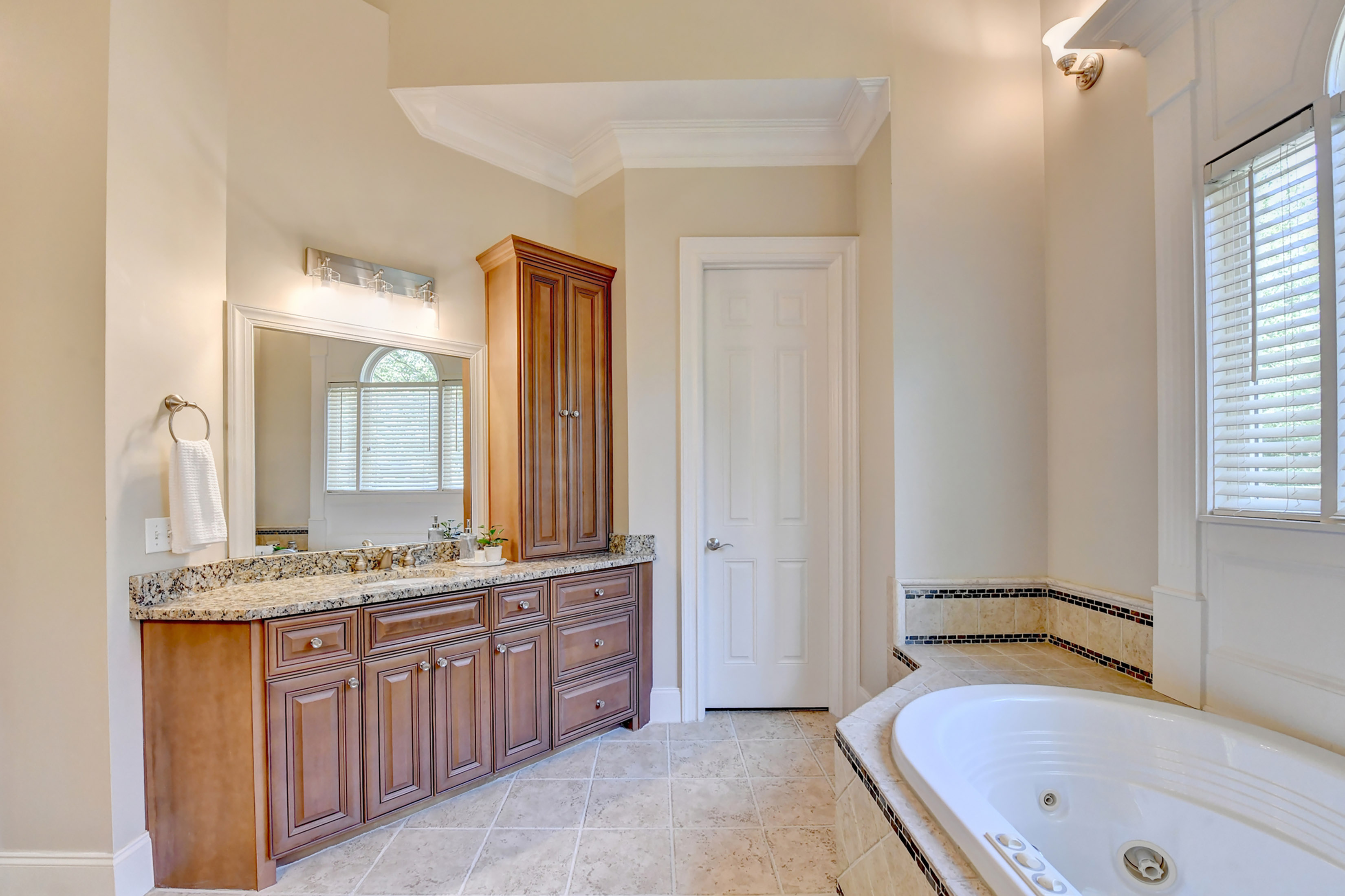  Luxury, Comfort and Privacy in One of Roswell