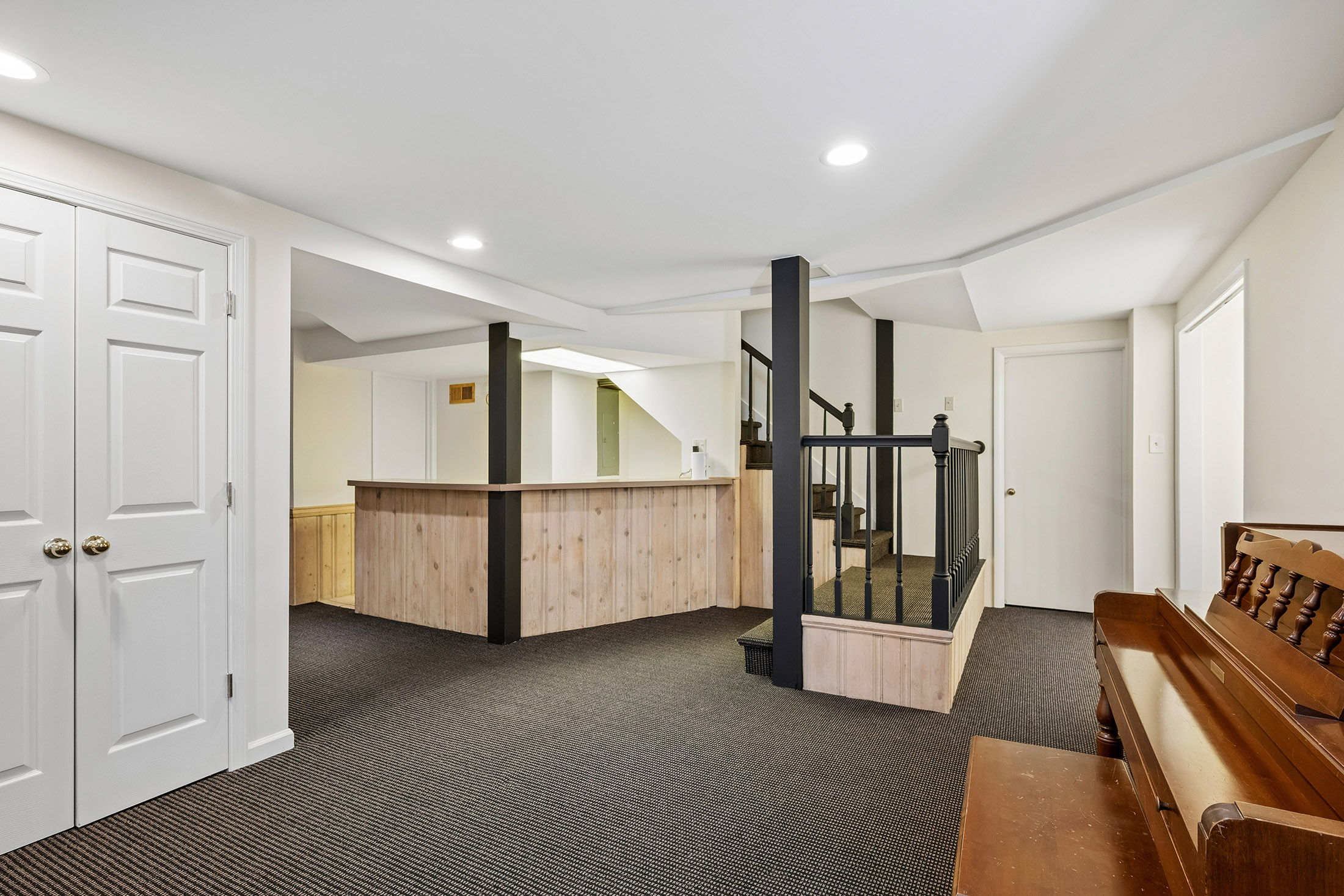  Timeless Character, Generous Living Spaces and a Quiet Cul-de-sac Location - 物件實景