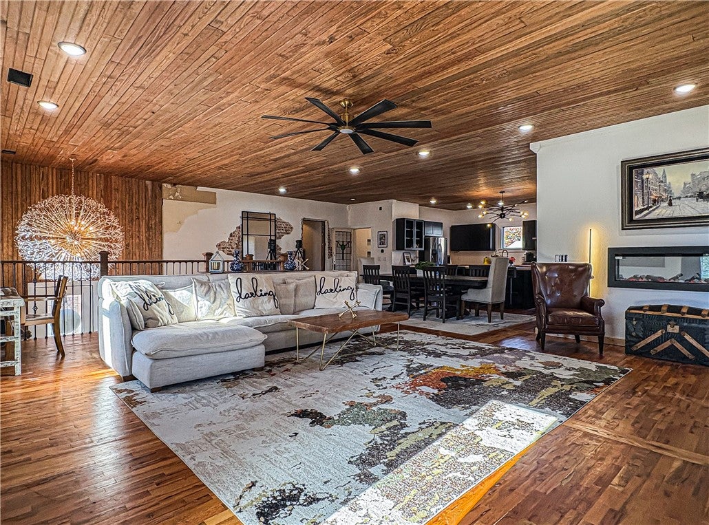 Berryville, Arkansas, 72616, United States, 3 Bedrooms Bedrooms, ,2 BathroomsBathrooms,Residential,For Sale,1994885