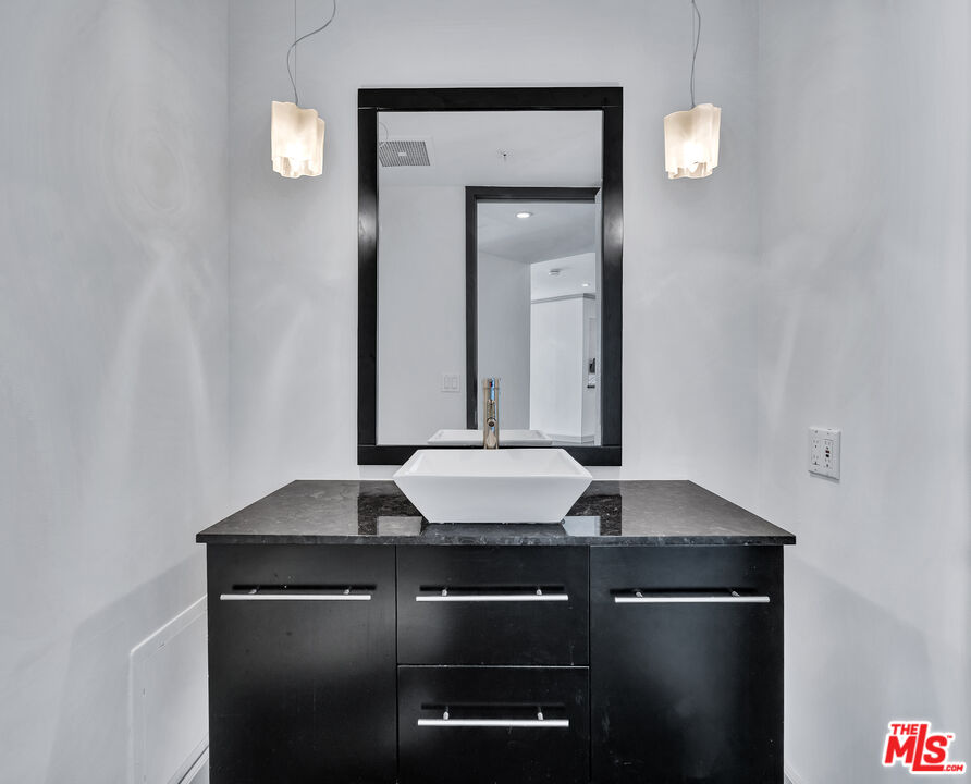 Los Angeles, California, 90024, United States, 2 Bedrooms Bedrooms, ,3 BathroomsBathrooms,Residential,For Sale,1932813
