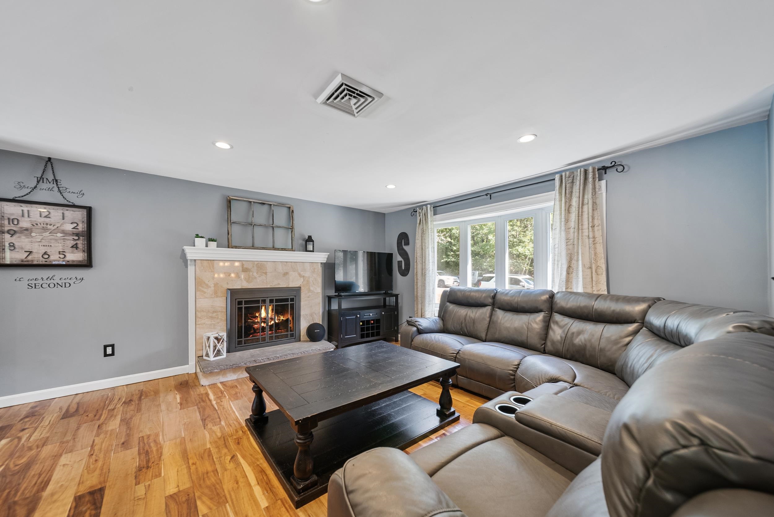 Derry, New Hampshire, 03038, United States, 3 Bedrooms Bedrooms, ,1 BathroomBathrooms,Residential,For Sale,1938906