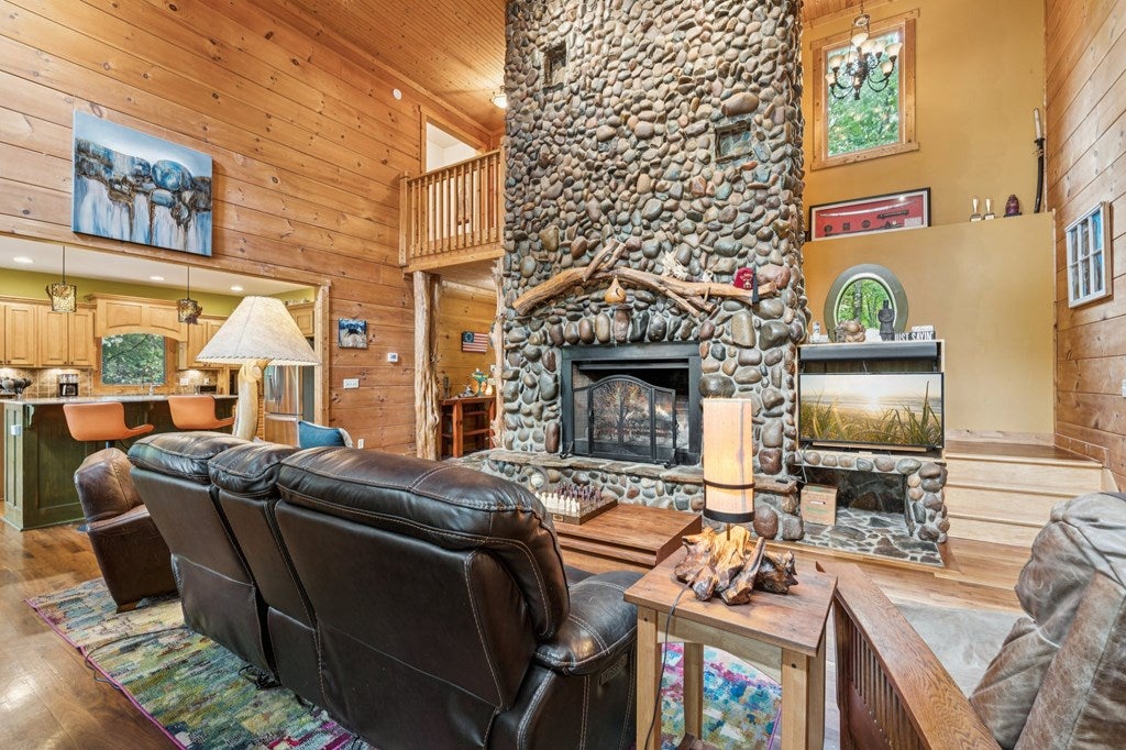 Ellijay, Georgia, 30540, United States, 3 Bedrooms Bedrooms, ,4 BathroomsBathrooms,Residential,For Sale,1952402