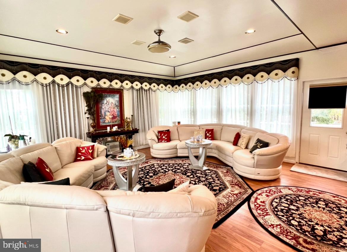 Chambersburg, Pennsylvania, 17202, United States, 5 Bedrooms Bedrooms, ,6 BathroomsBathrooms,Residential,For Sale,1989609