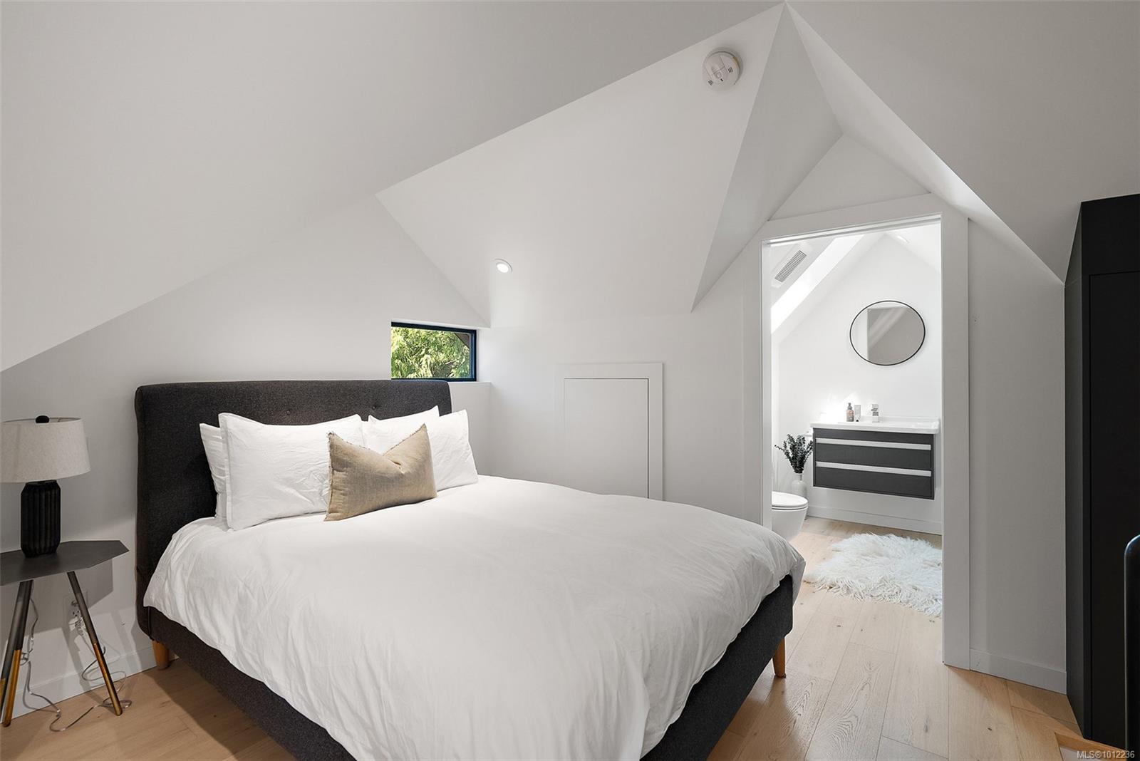 VICTORIA, British Columbia, V8S 4A6, CA, 6 Bedrooms Bedrooms, ,Residential,For Sale,1948300