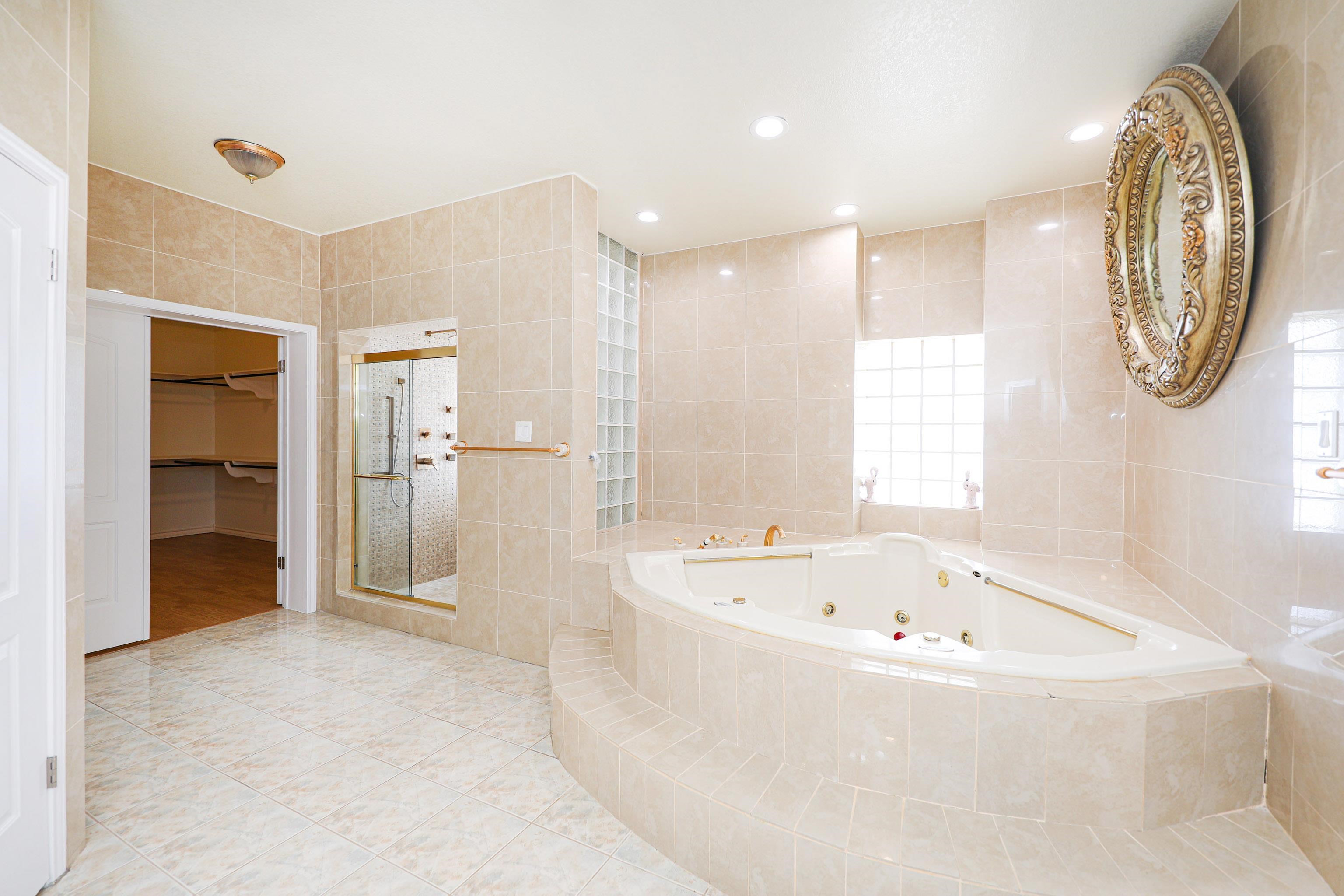 Laredo, Texas, 78041, United States, 4 Bedrooms Bedrooms, ,6 BathroomsBathrooms,Residential,For Sale,1883339