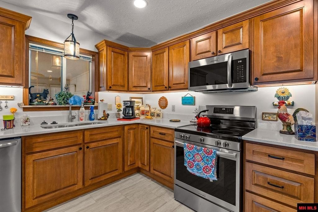Mountain Home, Arkansas, 72653, United States, 3 Bedrooms Bedrooms, ,4 BathroomsBathrooms,Residential,For Sale,2025116
