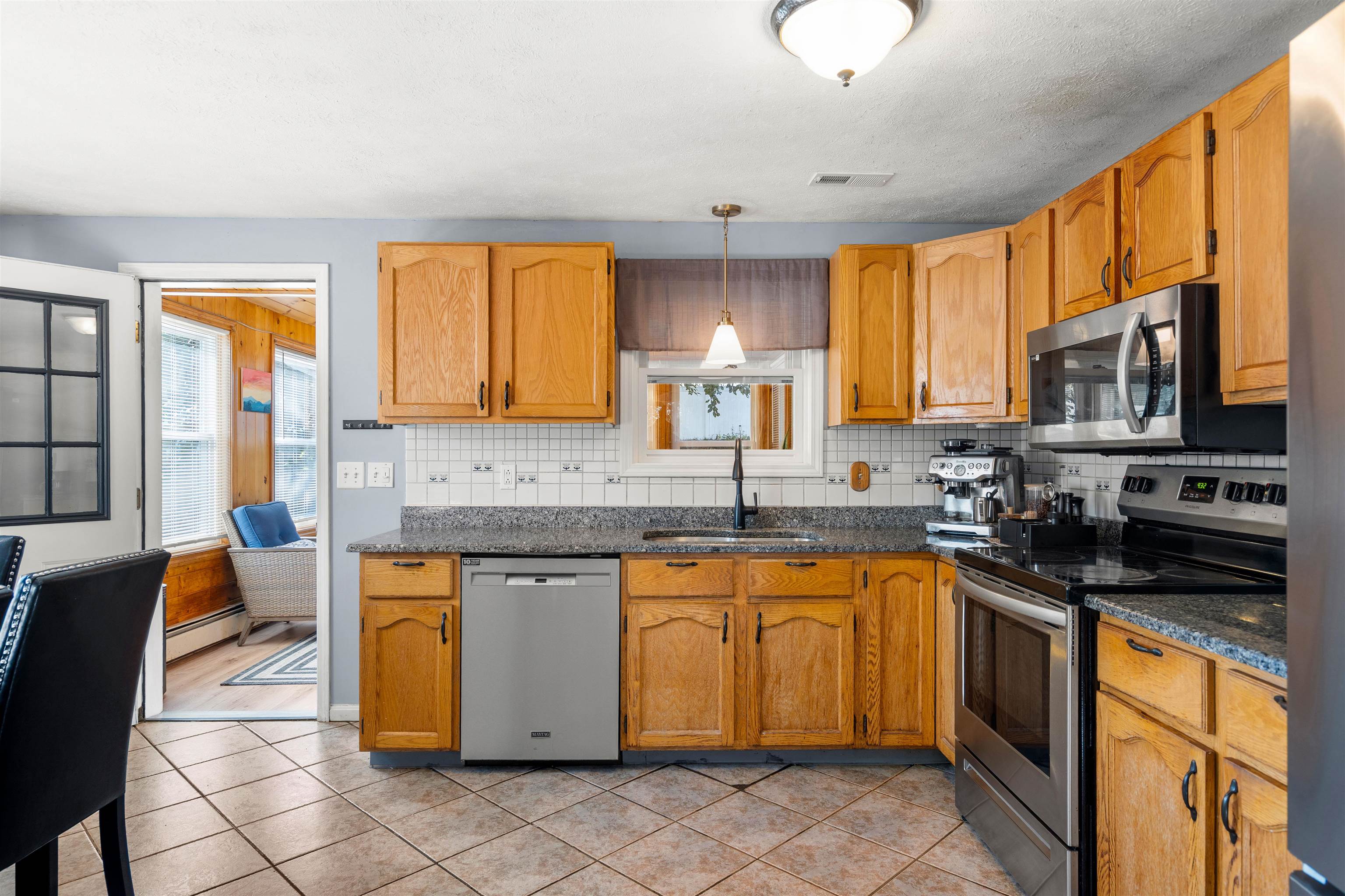 Manchester, New Hampshire, 03103, United States, 3 Bedrooms Bedrooms, ,2 BathroomsBathrooms,Residential,For Sale,1989722