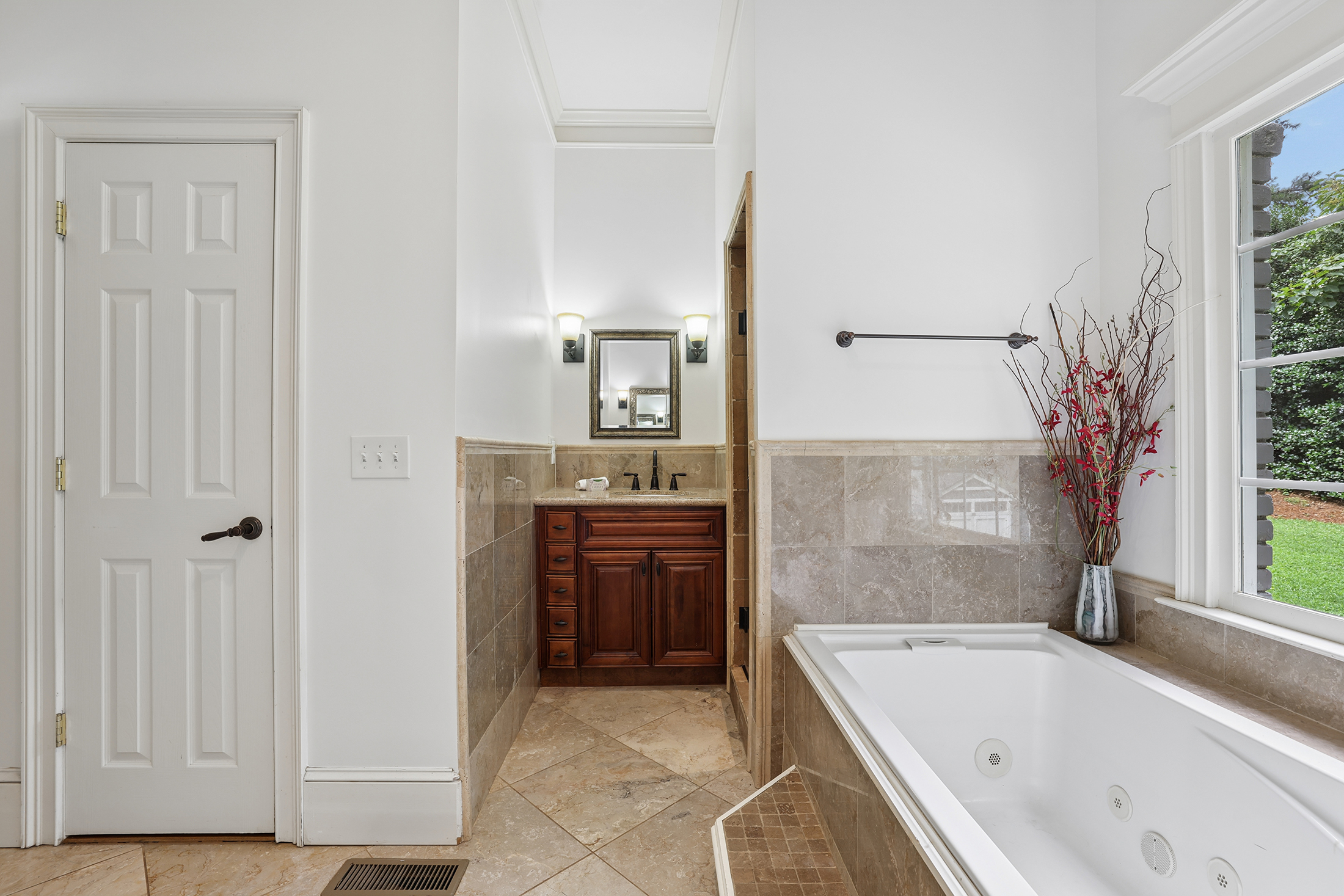  Handsome Updated Home with Amazing Space, Indoors and Out - 物件實景