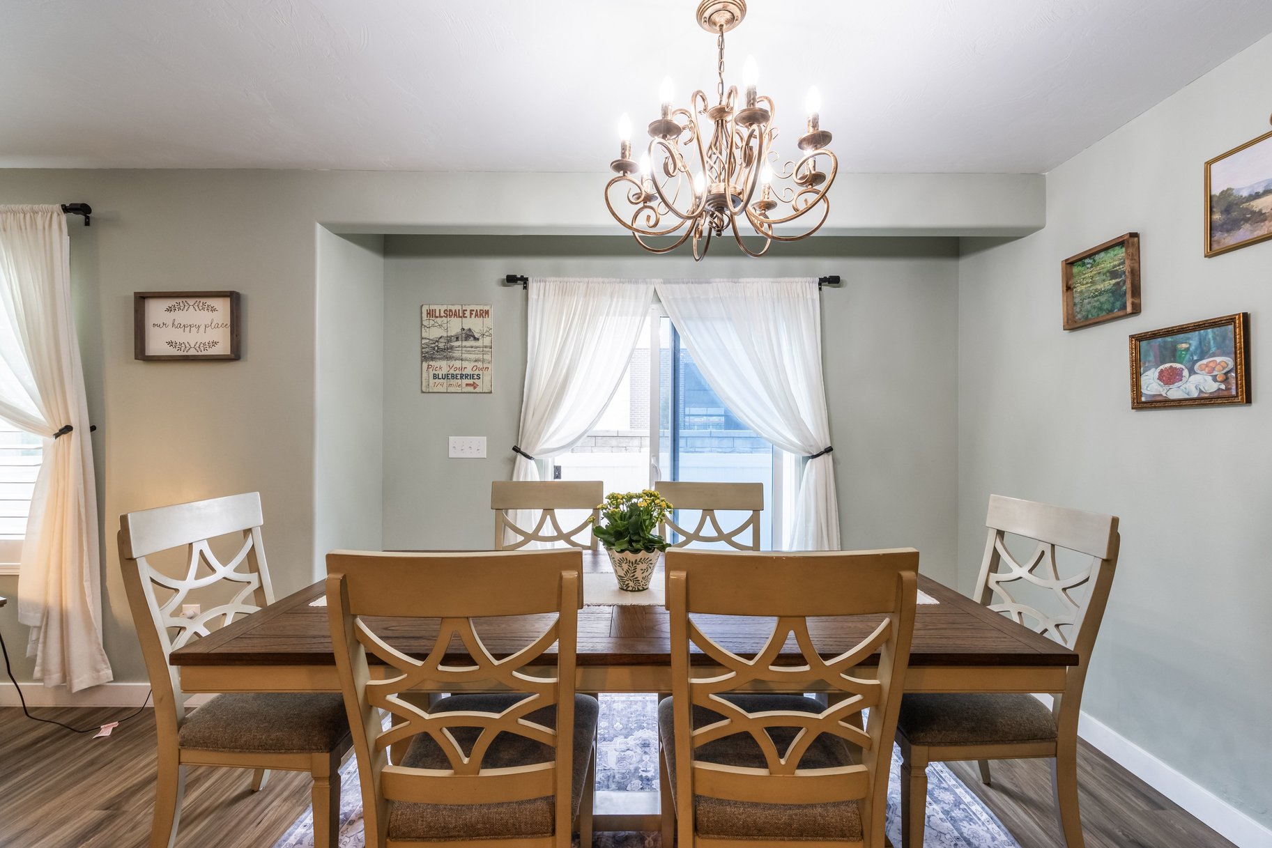  Standout Townhome with Finished Basement & Extras - 物件實景