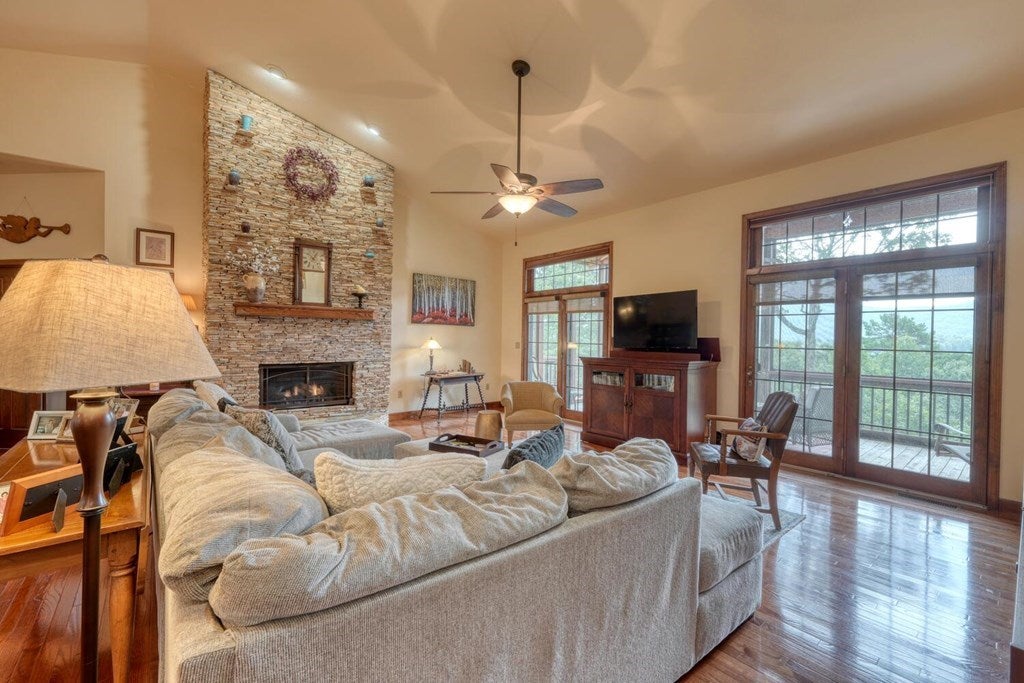 Murphy, North Carolina, 28906, United States, 3 Bedrooms Bedrooms, ,2 BathroomsBathrooms,Residential,For Sale,1926977