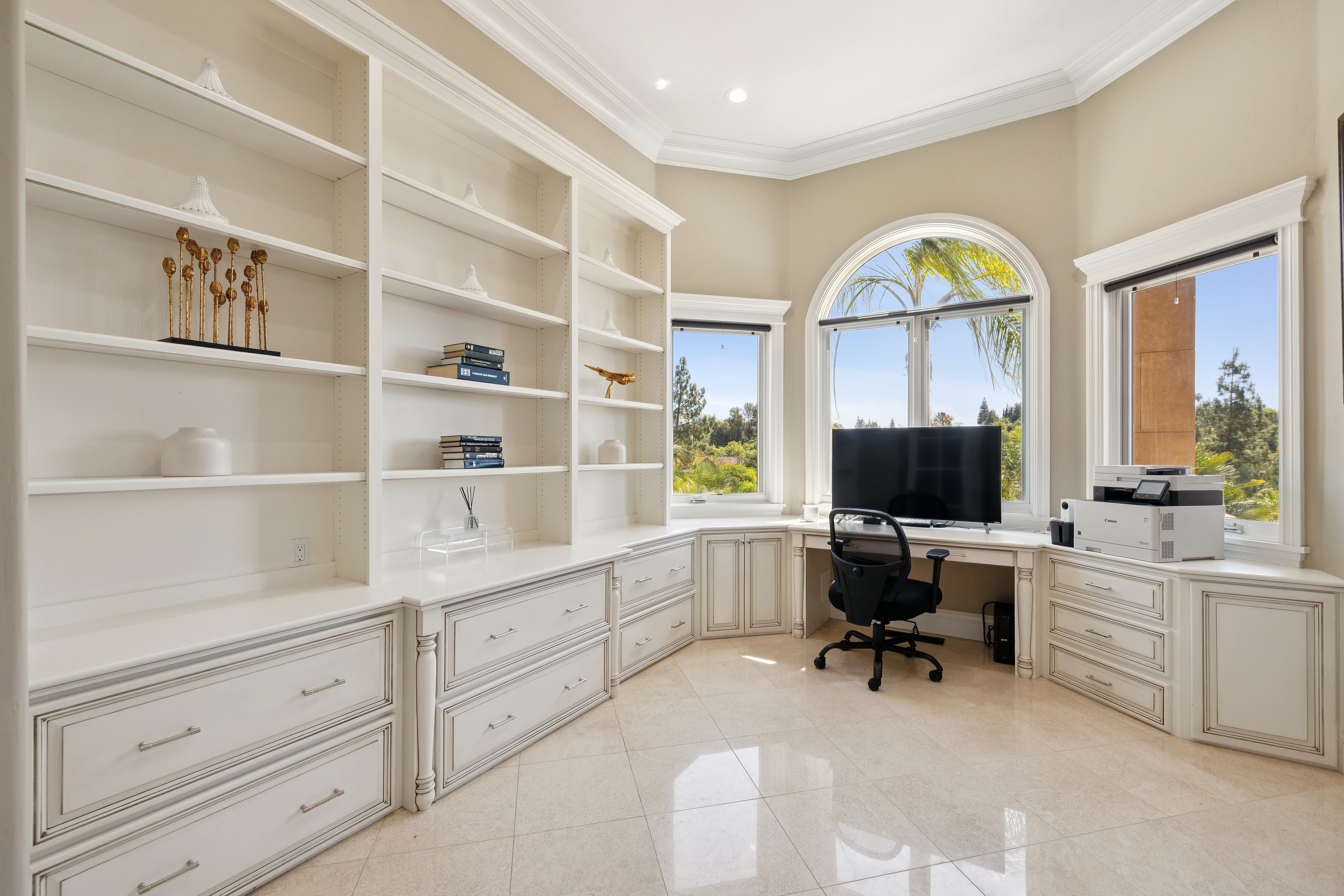  Grand Mediterranean Estate with Private Multi-Generational Wing - 物件實景