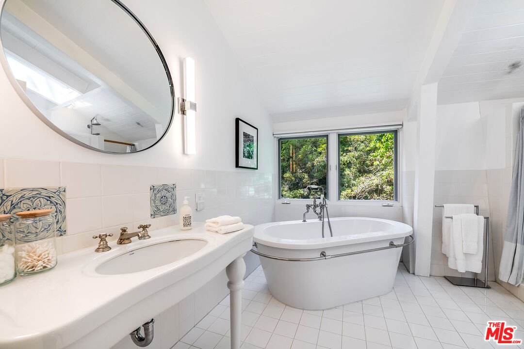 Santa Monica, California, 90402, United States, 7 Bedrooms Bedrooms, ,7 BathroomsBathrooms,Residential,For Sale,1940009