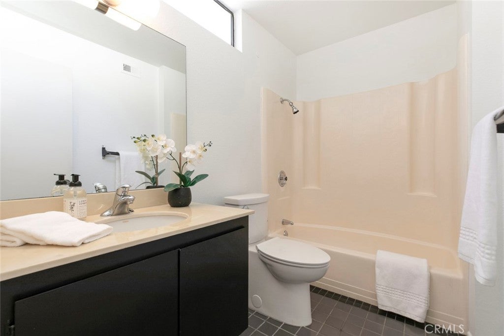 Glendale, California, 91206, United States, 2 Bedrooms Bedrooms, ,3 BathroomsBathrooms,Residential,For Sale,1941682
