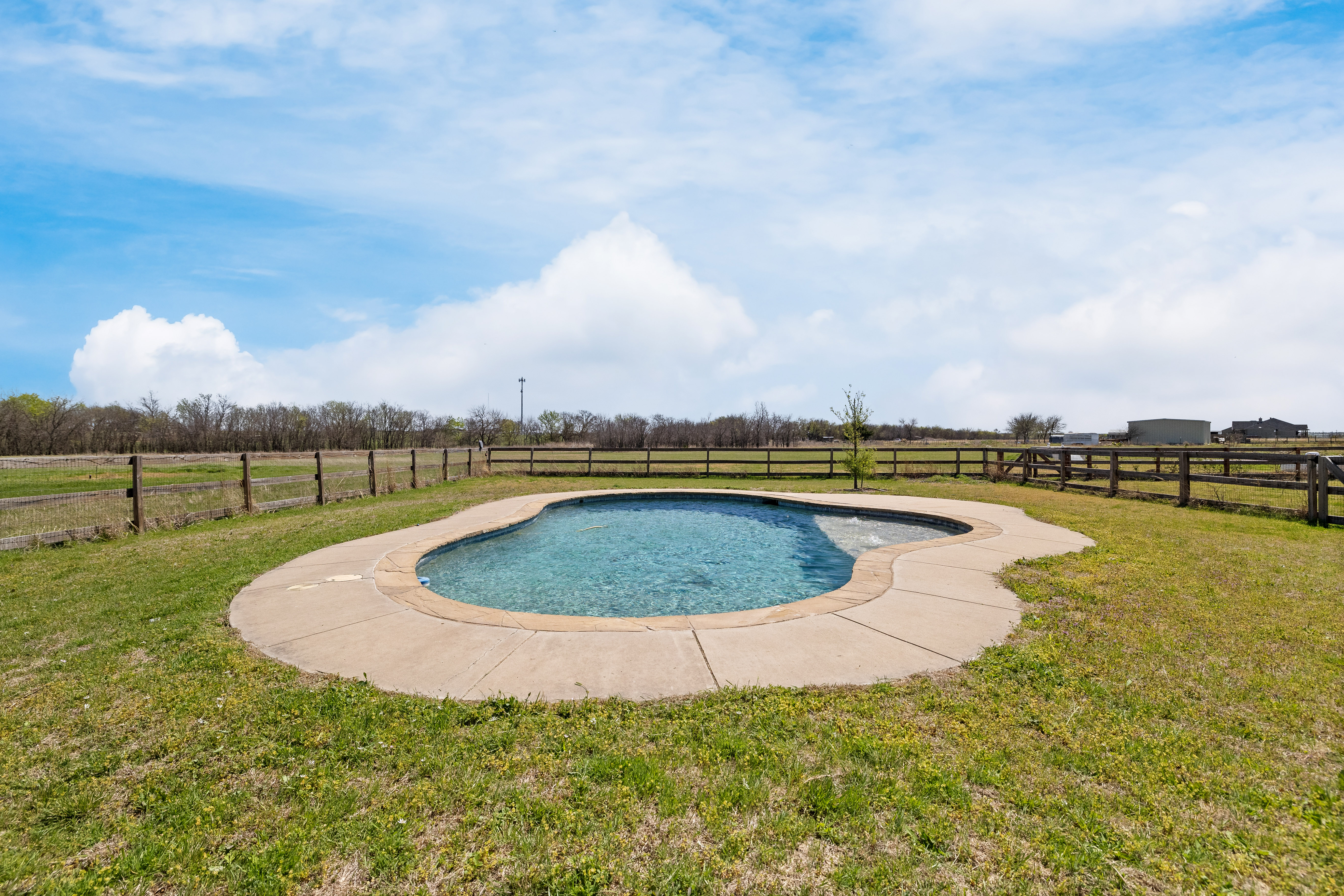  8.53-Acre Homestead With No HOA in Justin, Texas - 物件實景
