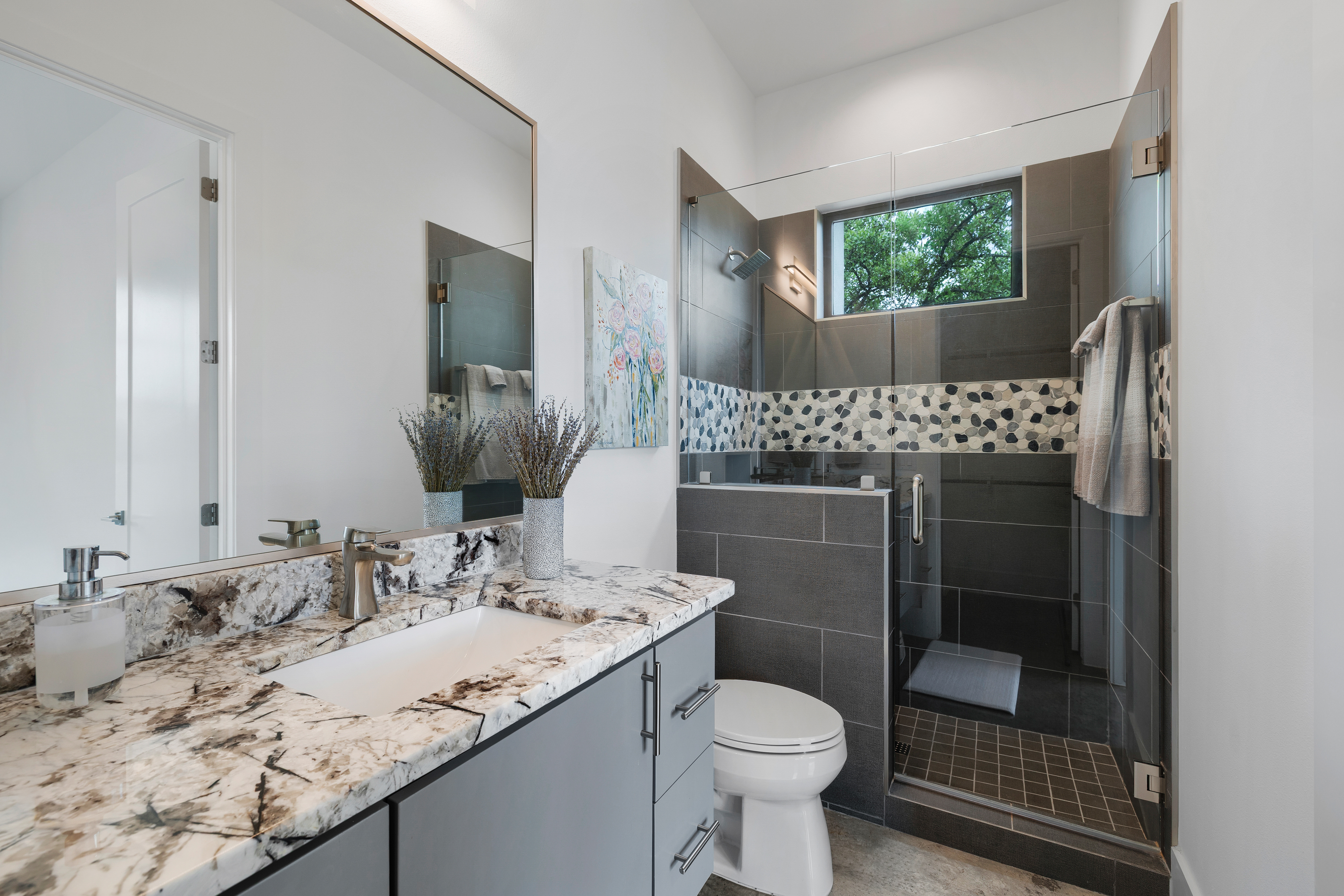  Custom Contemporary with Designer Finishes - 物件實景