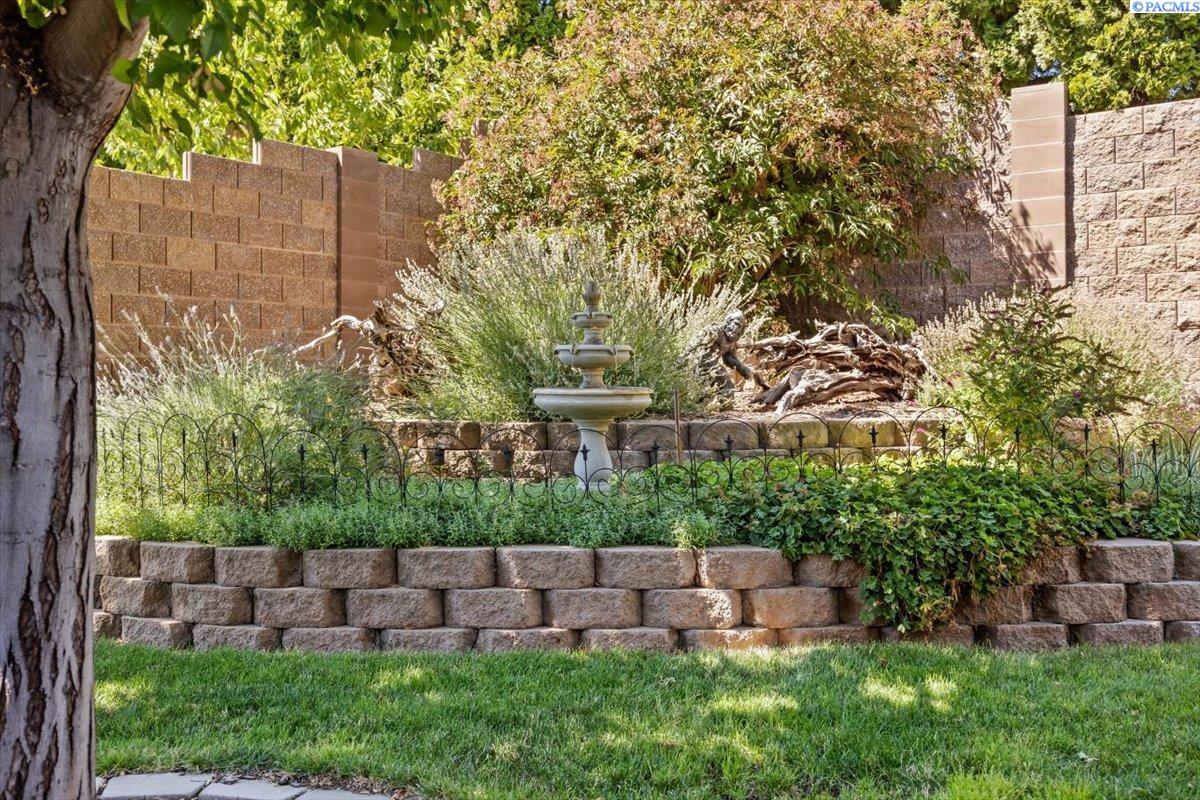 Richland, Washington, 99352, United States, 4 Bedrooms Bedrooms, ,2 BathroomsBathrooms,Residential,For Sale,1992938