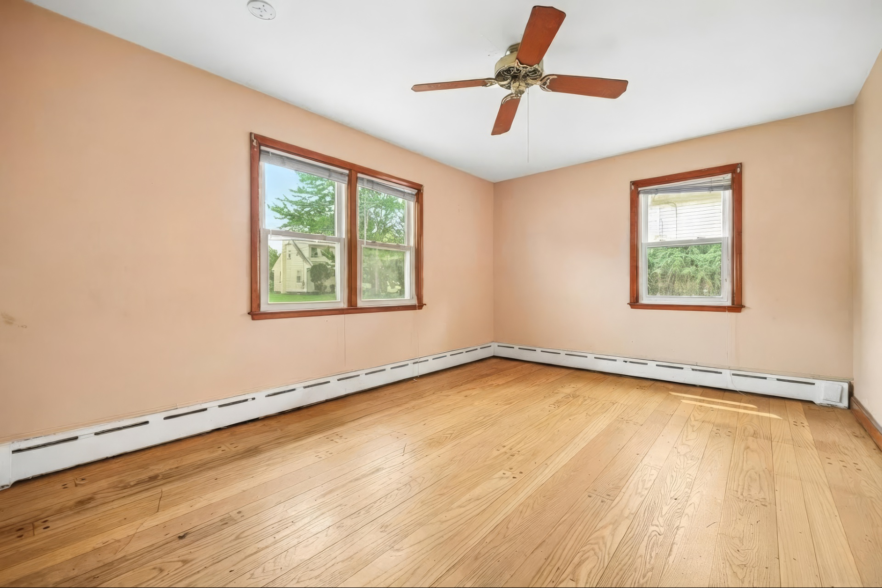  Charming Brick Ranch Home Ready for Your Vision - 物件實景