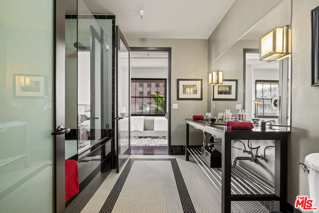 Los Angeles, California, 90028, United States, 2 Bedrooms Bedrooms, ,2 BathroomsBathrooms,Residential,For Sale,1827936