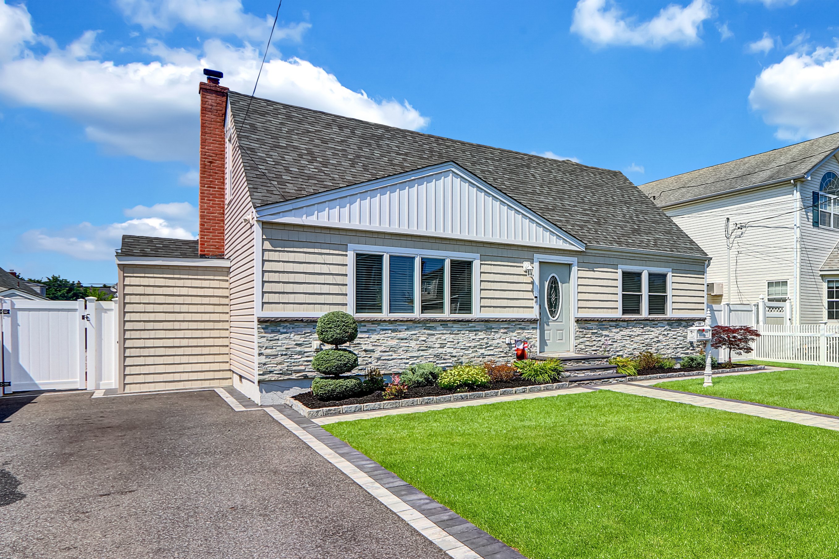 Babylon, New York, 11702, United States, 4 Bedrooms Bedrooms, ,2 BathroomsBathrooms,Residential,For Sale,1921304