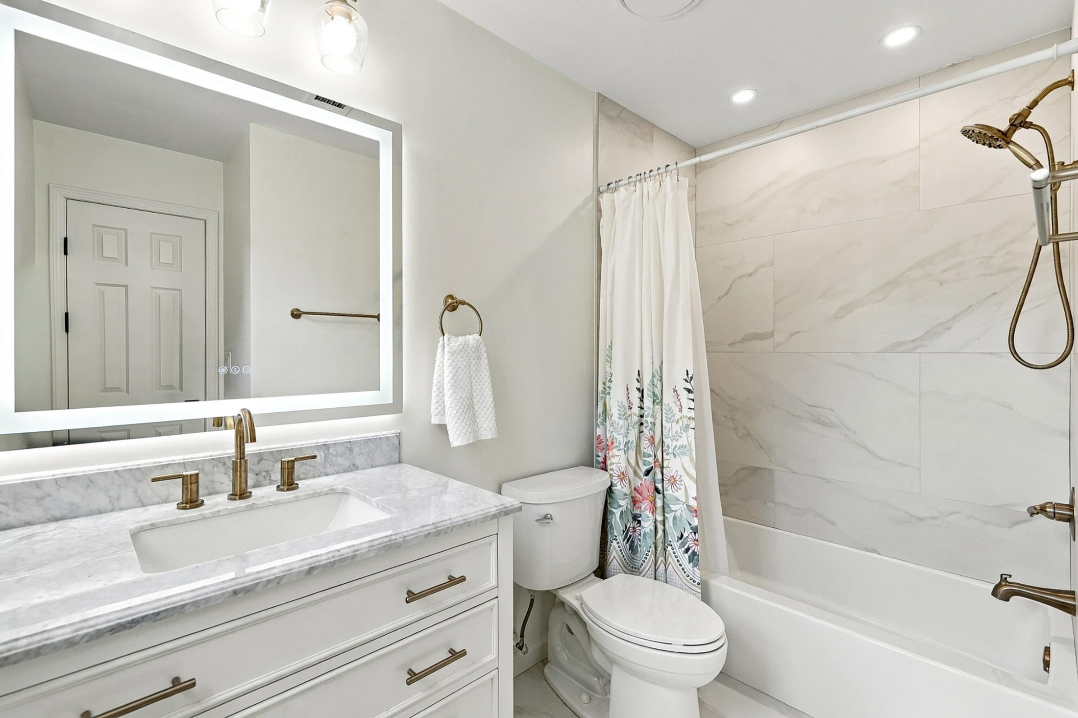  Classic Colonial Charm Meets Beautifully Updated Interiors - 物件實景
