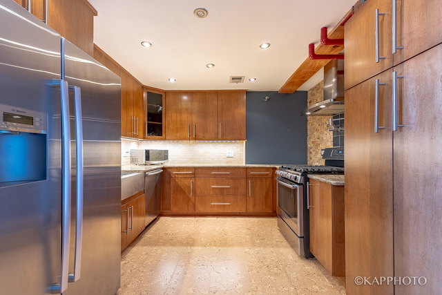 Chicago, Illinois, 60616, United States, 3 Bedrooms Bedrooms, ,2 BathroomsBathrooms,Residential,For Sale,1881294