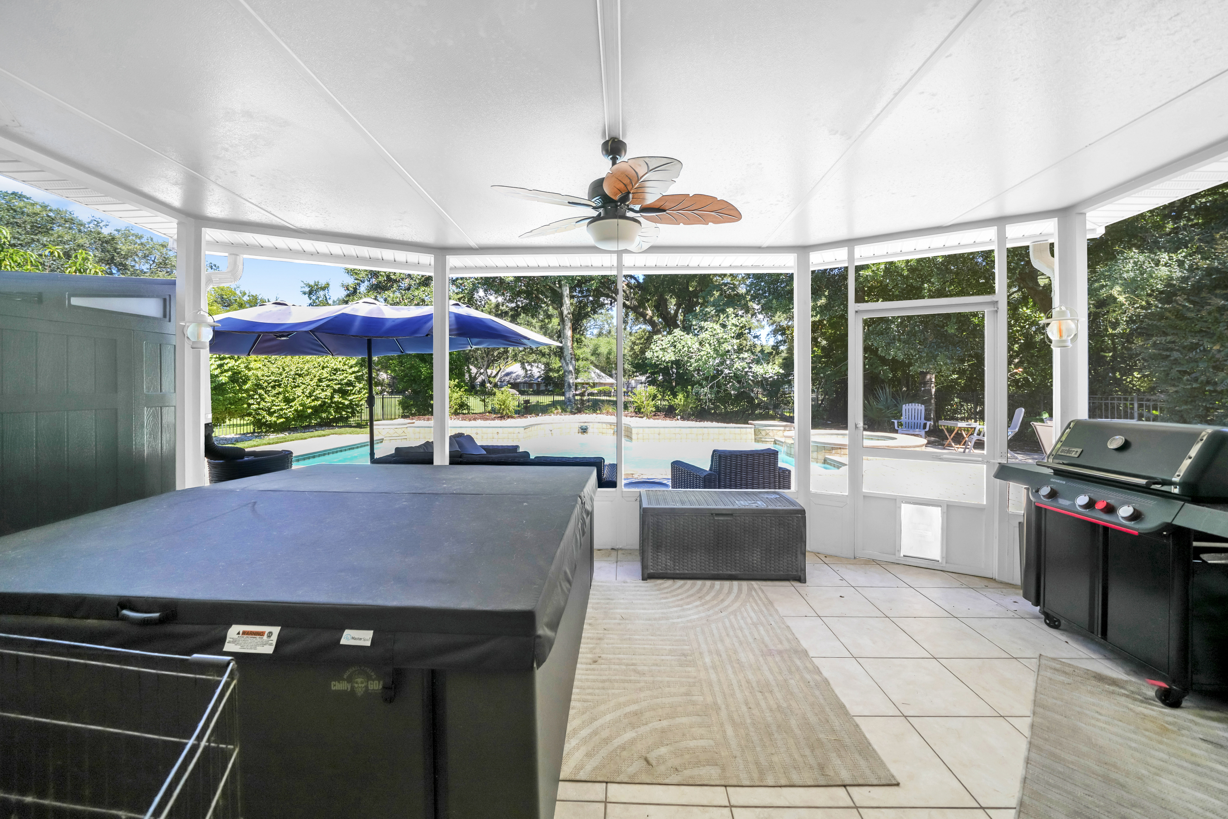  Updated Golf Course Pool Home With Flexible Five-Bedroom Layout - 物件實景