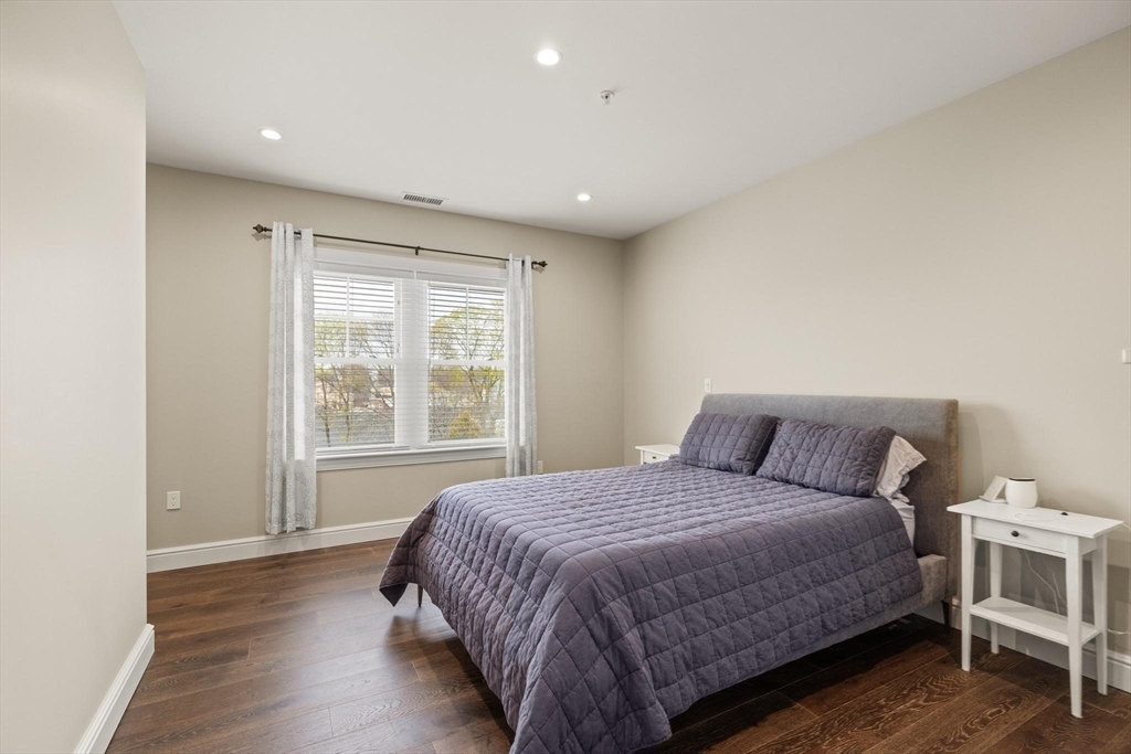 Wakefield, Massachusetts, 01880, United States, 2 Bedrooms Bedrooms, ,2 BathroomsBathrooms,Residential,For Sale,2040017