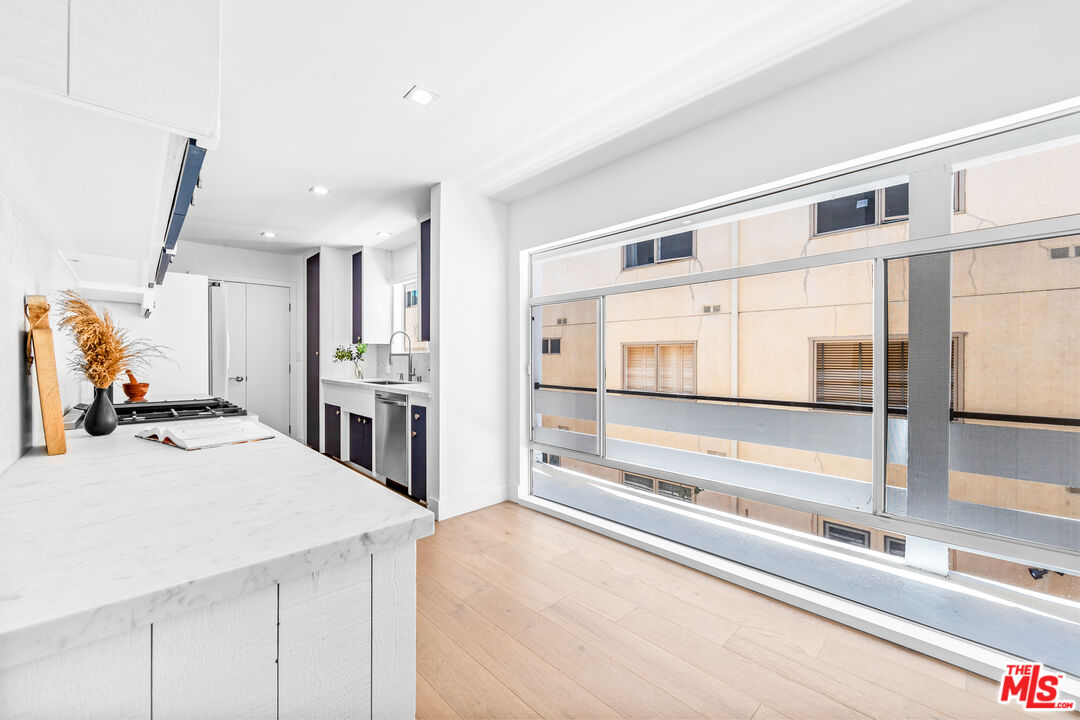 Los Angeles, California, 90049, United States, 3 Bedrooms Bedrooms, ,3 BathroomsBathrooms,Residential,For Sale,1890284