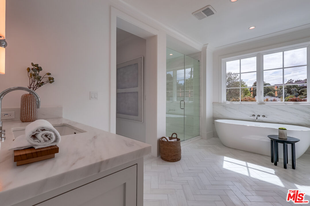 Los Angeles, California, 90049, United States, 7 Bedrooms Bedrooms, ,4 BathroomsBathrooms,Residential,For Sale,1912461