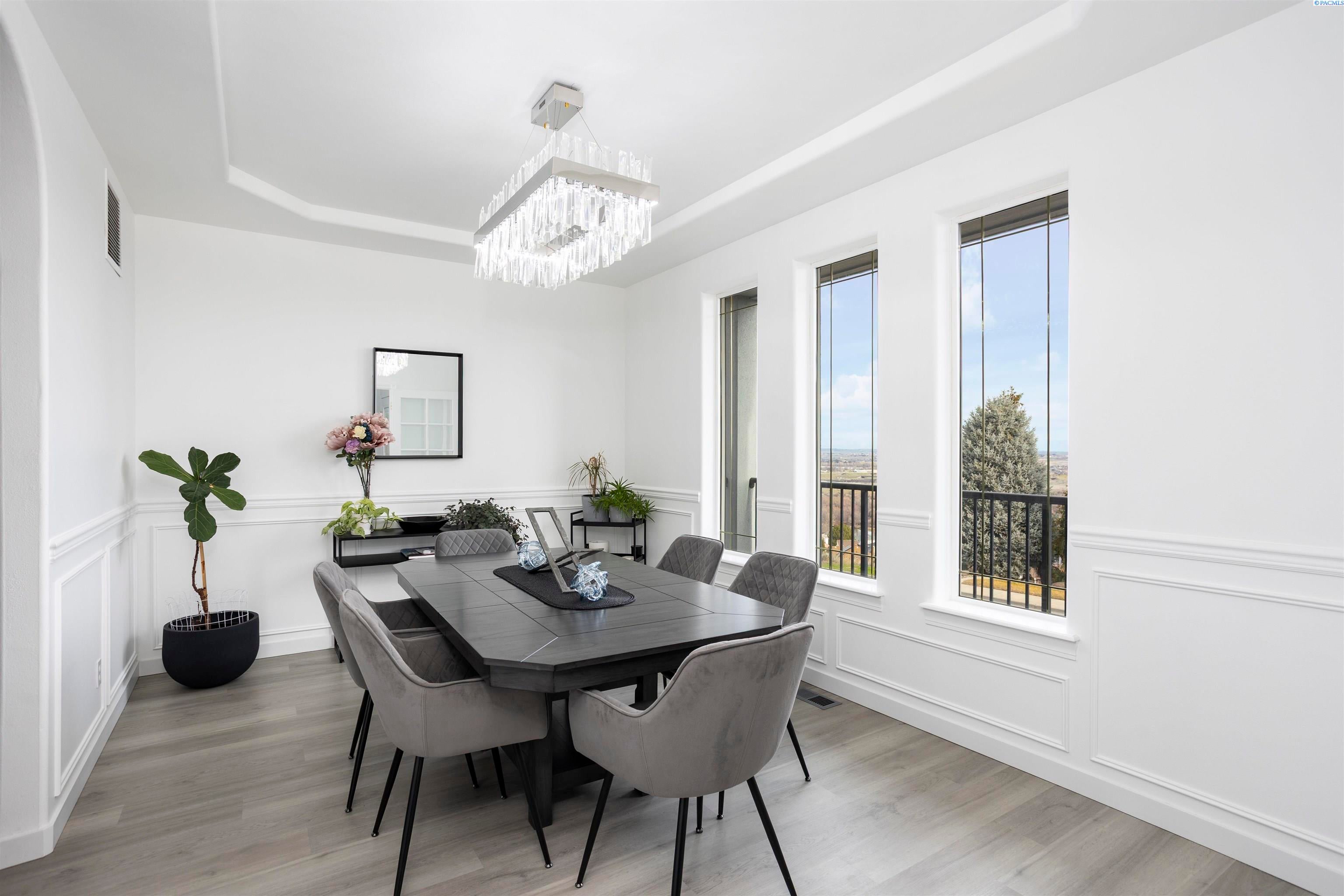 Richland, Washington, 99352, United States, 4 Bedrooms Bedrooms, ,4 BathroomsBathrooms,Residential,For Sale,1977070