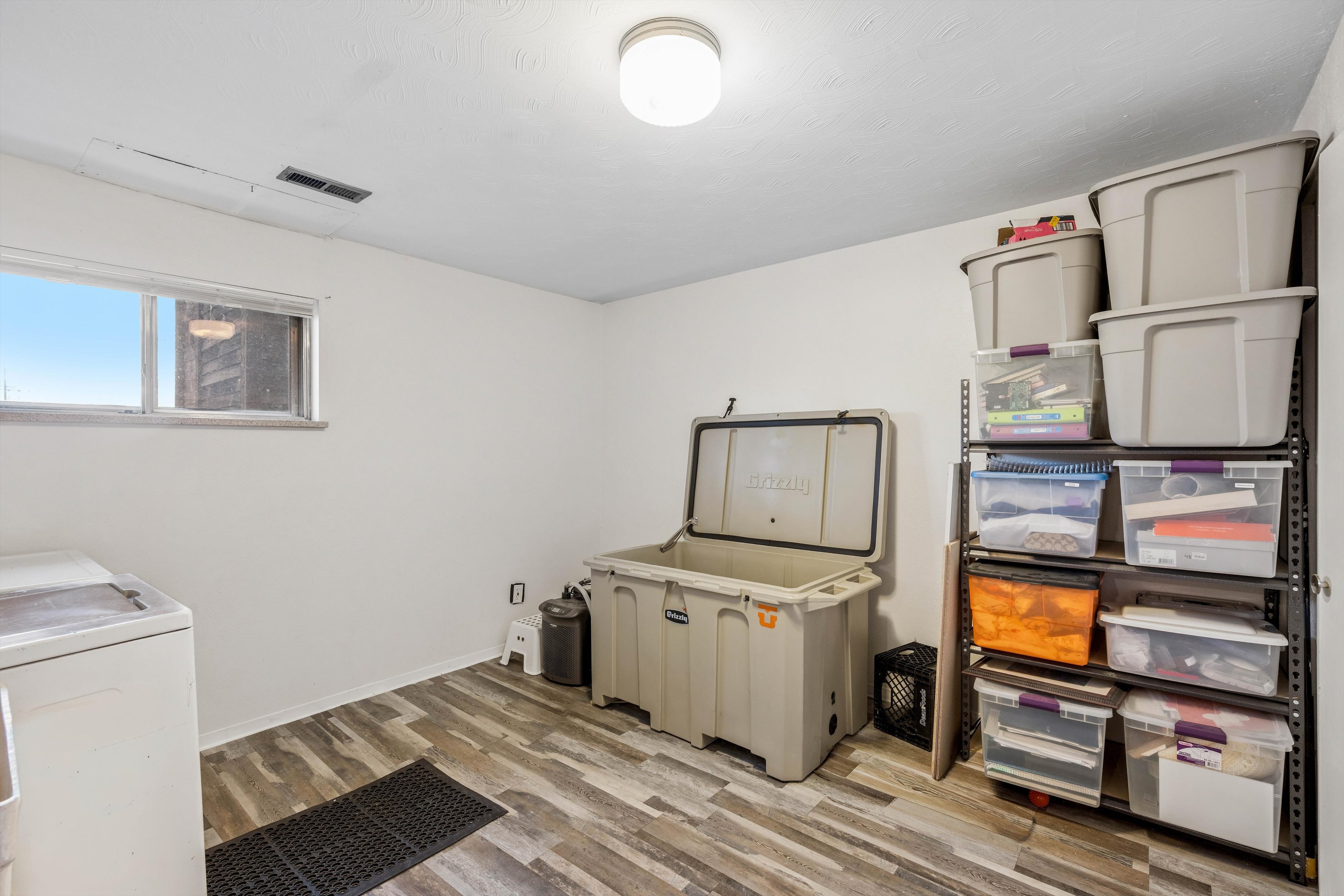  Beautifully Updated Split-Level Home Offering Generous Square Footage - 物件實景