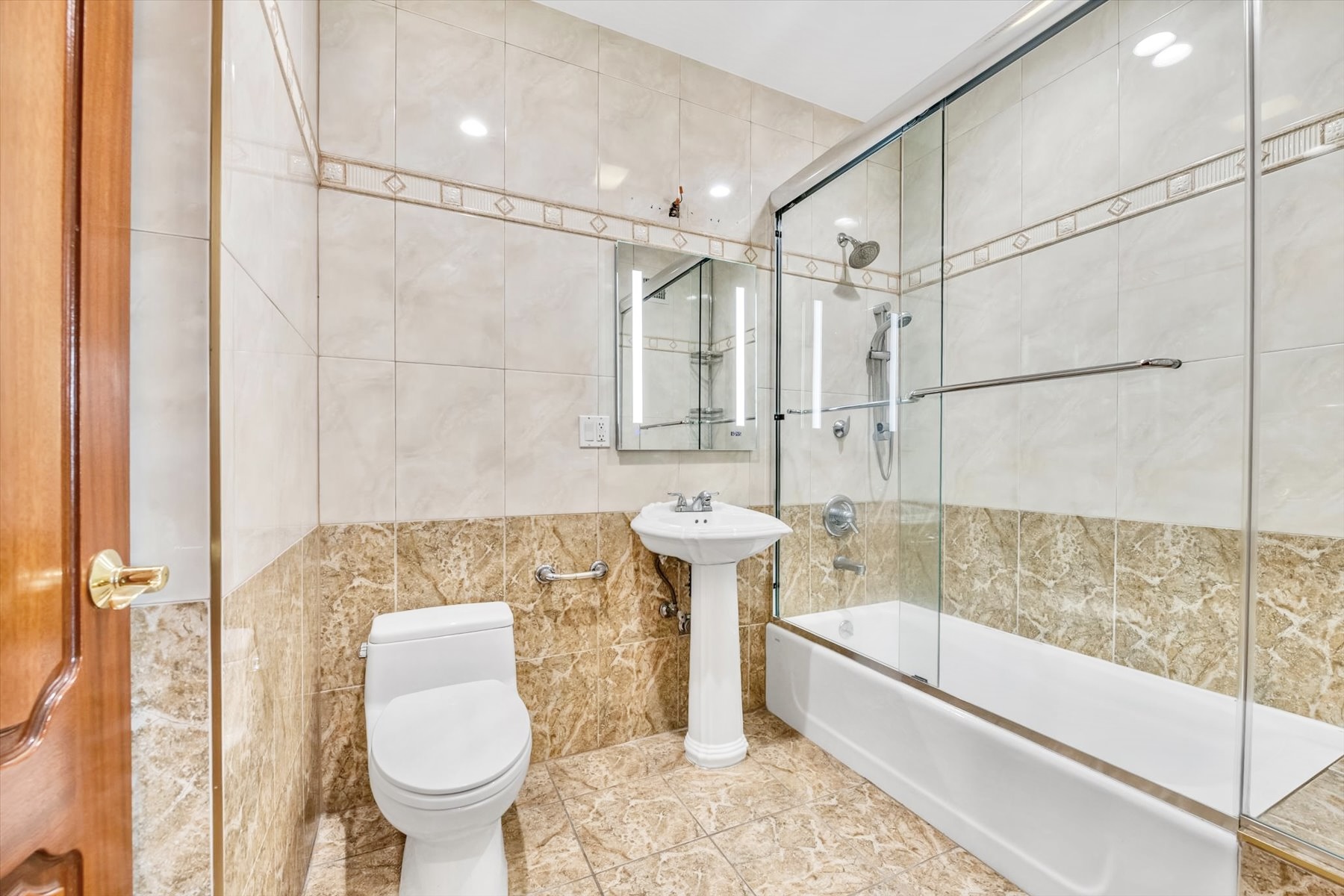  ?ONE OF A KIND PENTHOUSE IN REGO PARK? - 物件實景
