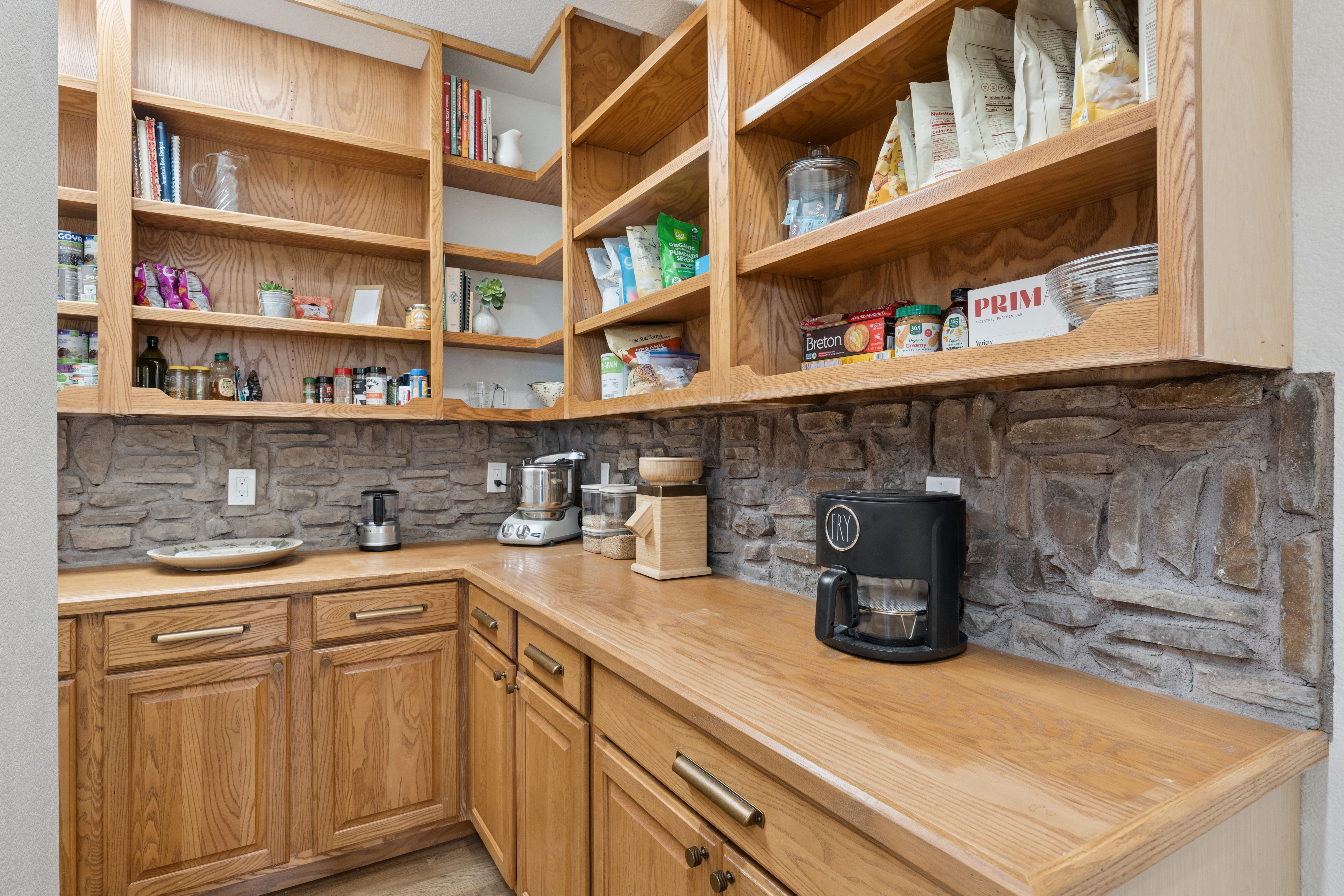  Remodeled 6,100 sq ft rancher on a magical setting spanning 72 acres - 物件實景