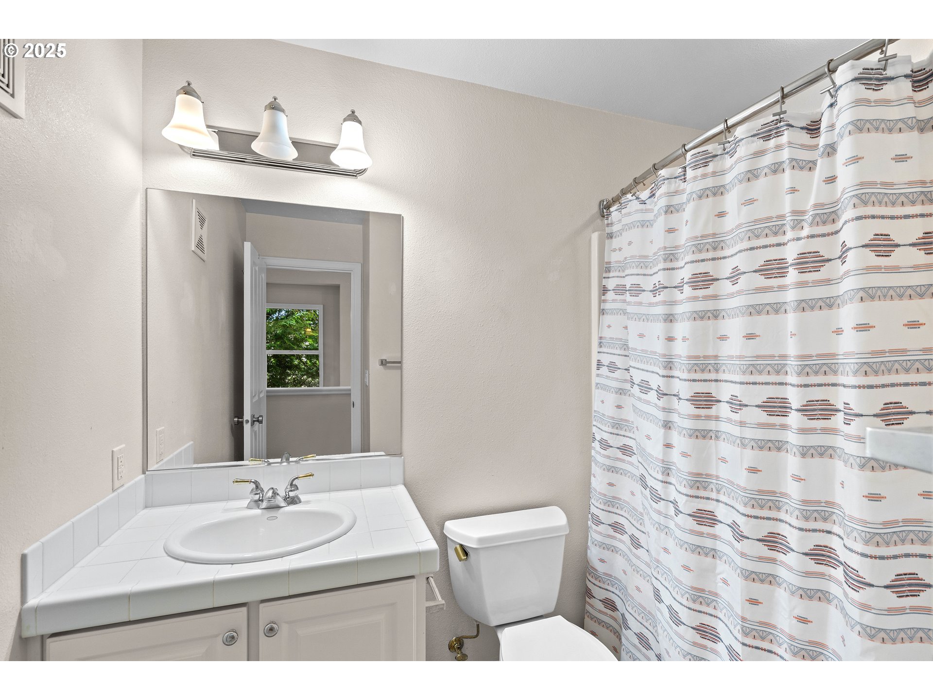 Lake Oswego, Oregon, 97035, United States, 2 Bedrooms Bedrooms, ,2 BathroomsBathrooms,Residential,For Sale,1889875