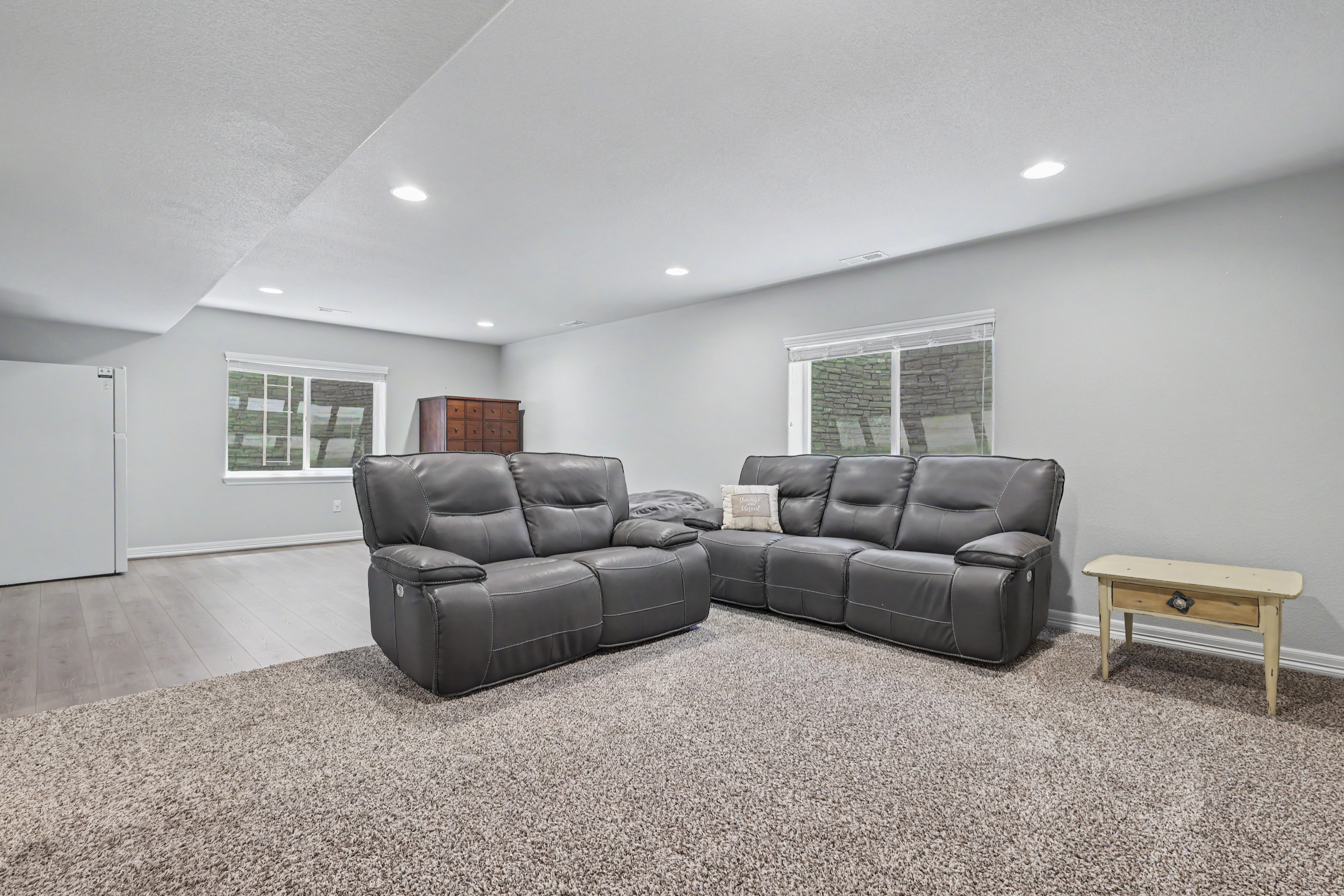  Main Level Living + Spacious Outdoor Space - 物件實景