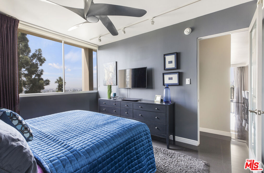 Los Angeles, California, 90027, United States, 1 Bedroom Bedrooms, ,1 BathroomBathrooms,Residential,For Sale,1913700