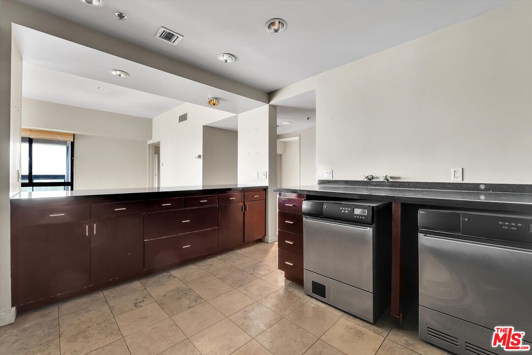 Los Angeles, California, 90024, United States, 2 Bedrooms Bedrooms, ,1 BathroomBathrooms,Residential,For Sale,1998471