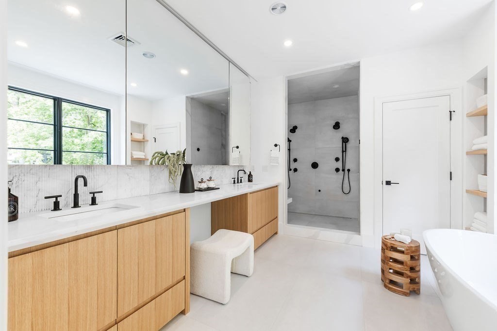 Newton, Massachusetts, 02459, United States, 6 Bedrooms Bedrooms, ,7 BathroomsBathrooms,Residential,For Sale,1939523