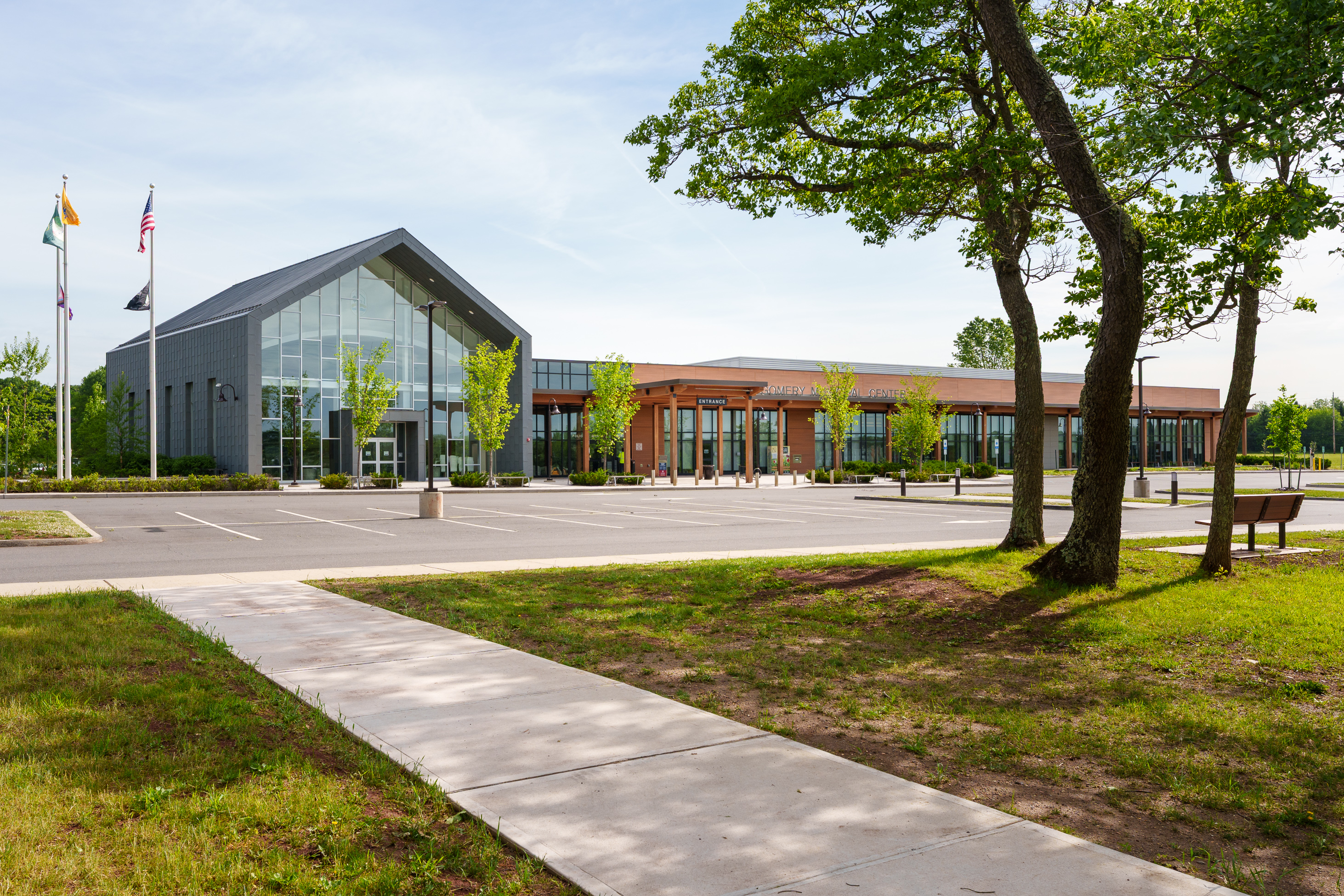  Grosso Built Center Hall Colonial with Four Bedrooms Near Schools and Library - 物件實景