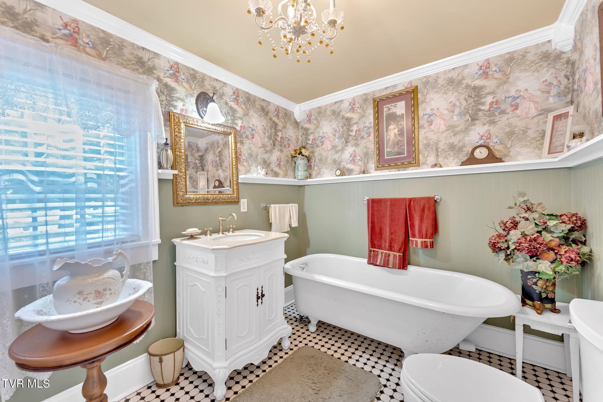Roan Mountain, Tennessee, 37687, United States, 4 Bedrooms Bedrooms, ,2 BathroomsBathrooms,Residential,For Sale,2010992