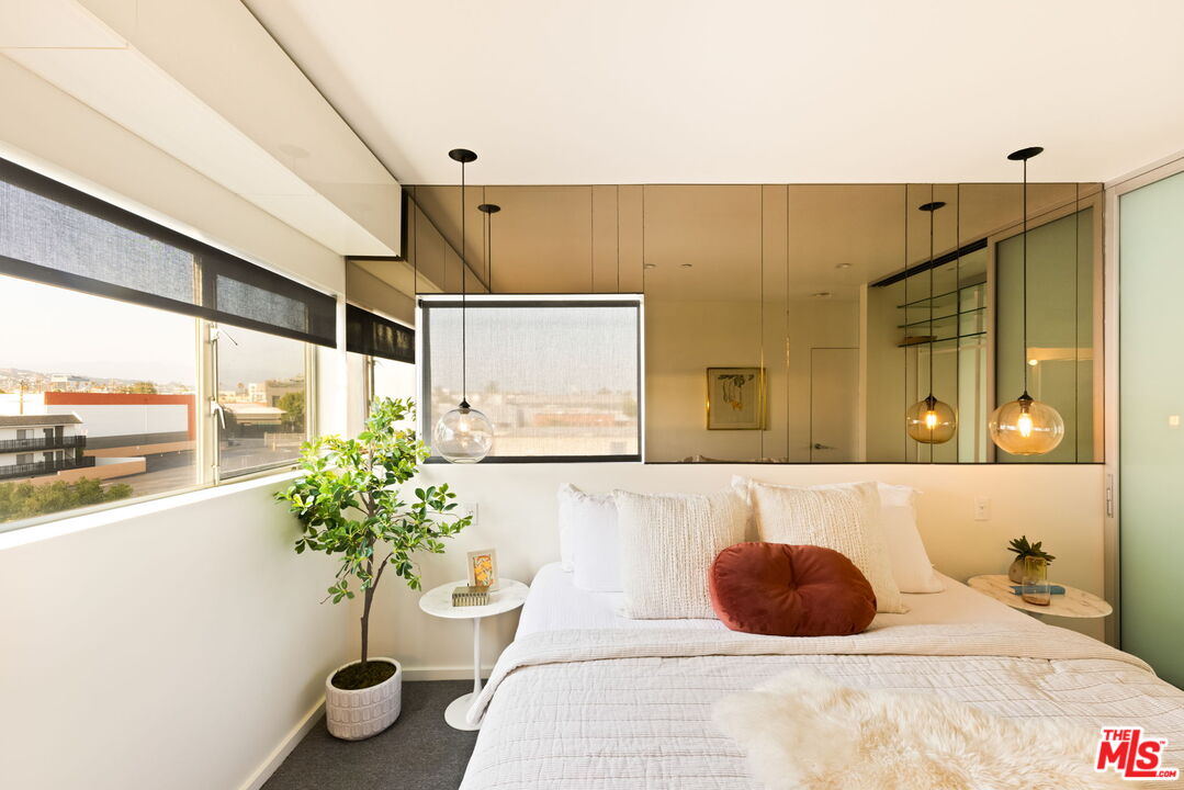 Los Angeles, California, 90038, United States, 2 Bedrooms Bedrooms, ,2 BathroomsBathrooms,Residential,For Sale,1917105