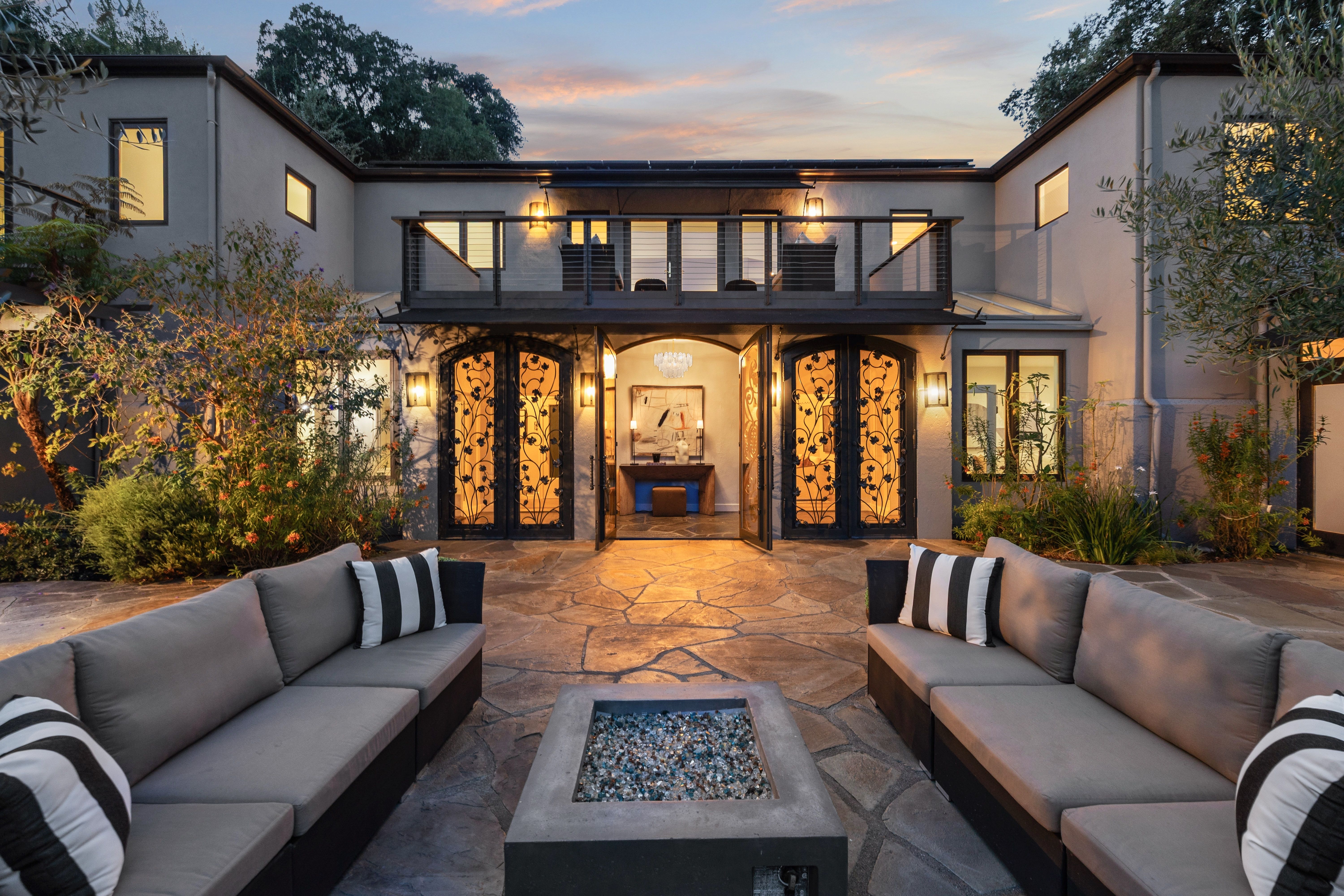  Resort Living in Sorich Park — Gated Mediterranean Estate With Pool and Views - 物件實景