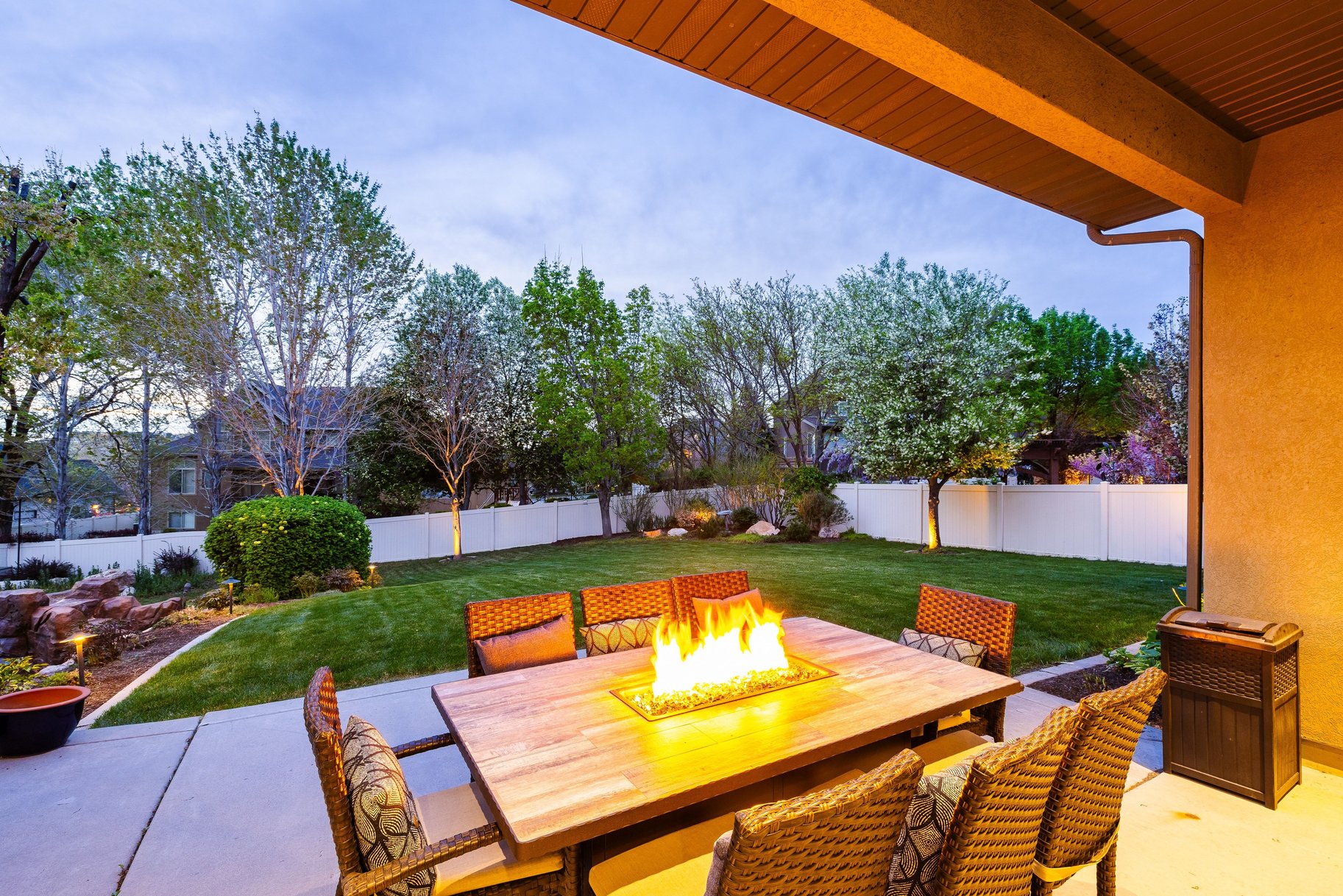  Custom 2-Story Parade Home with Dolphin Bolderscape Grotto Pool & 6 Car Garage - 物件實景