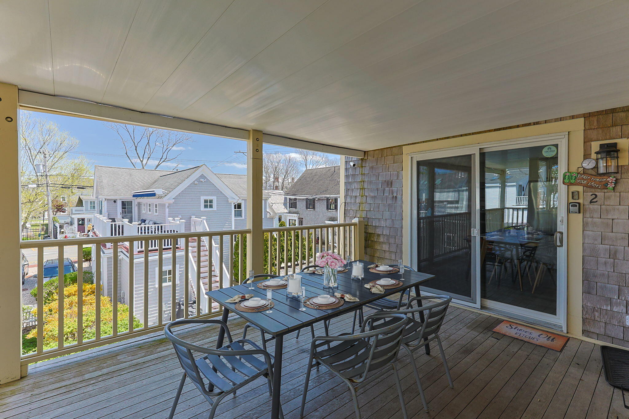  Private West End Escape with Expansive Deck and Natural Light - 物件實景