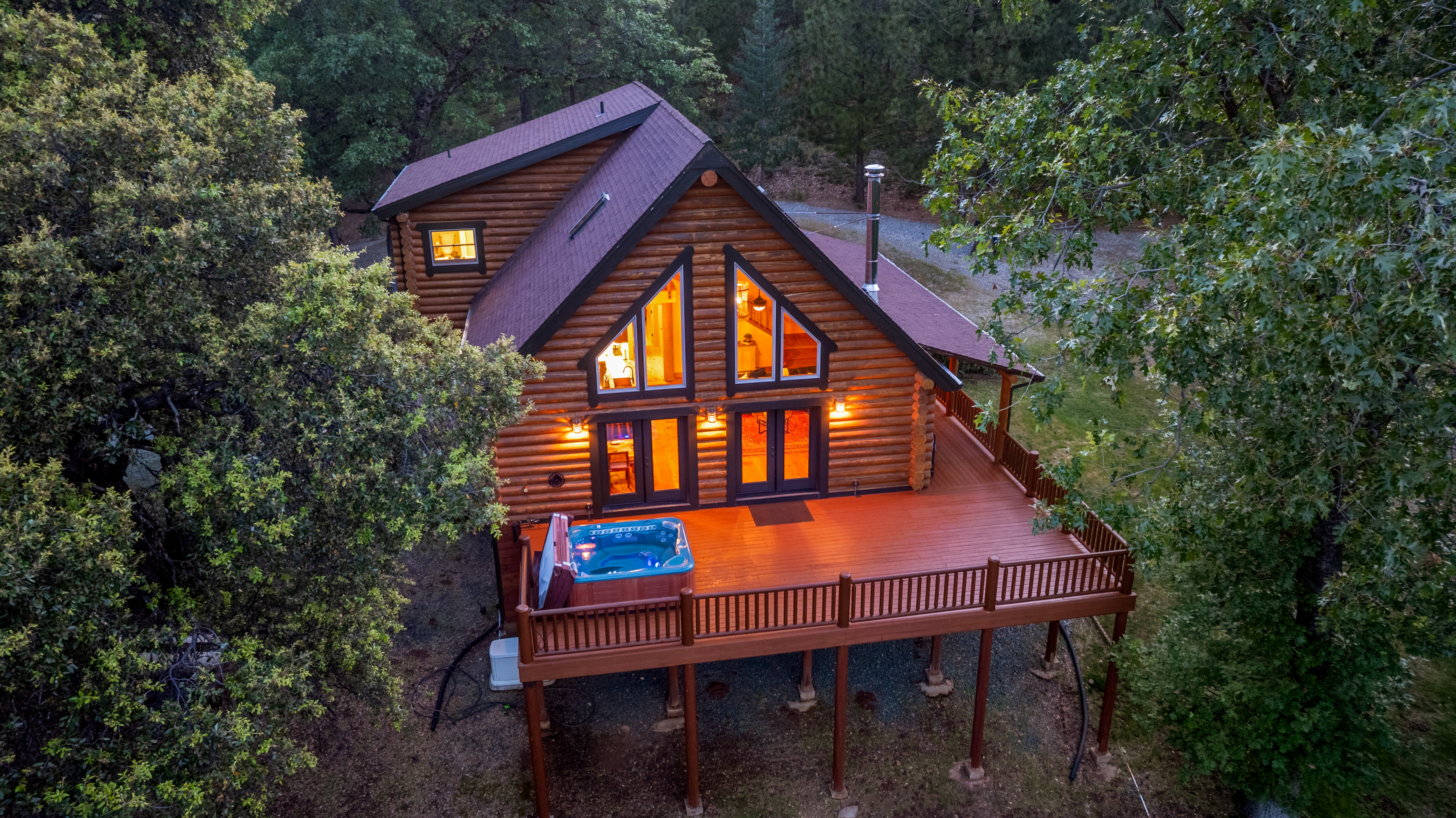  Remodeled Log Home on 27 Acres - 物件實景