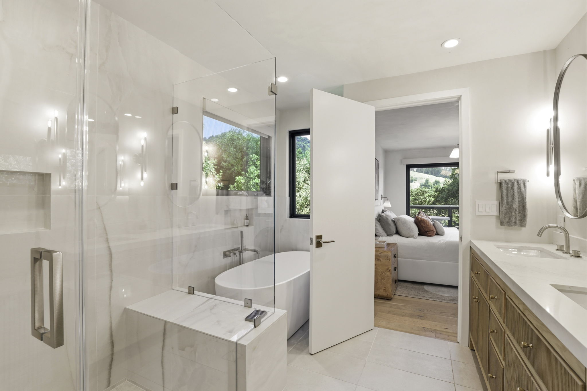  Thoughtfully Expanded and Extensively Renovated - 物件實景