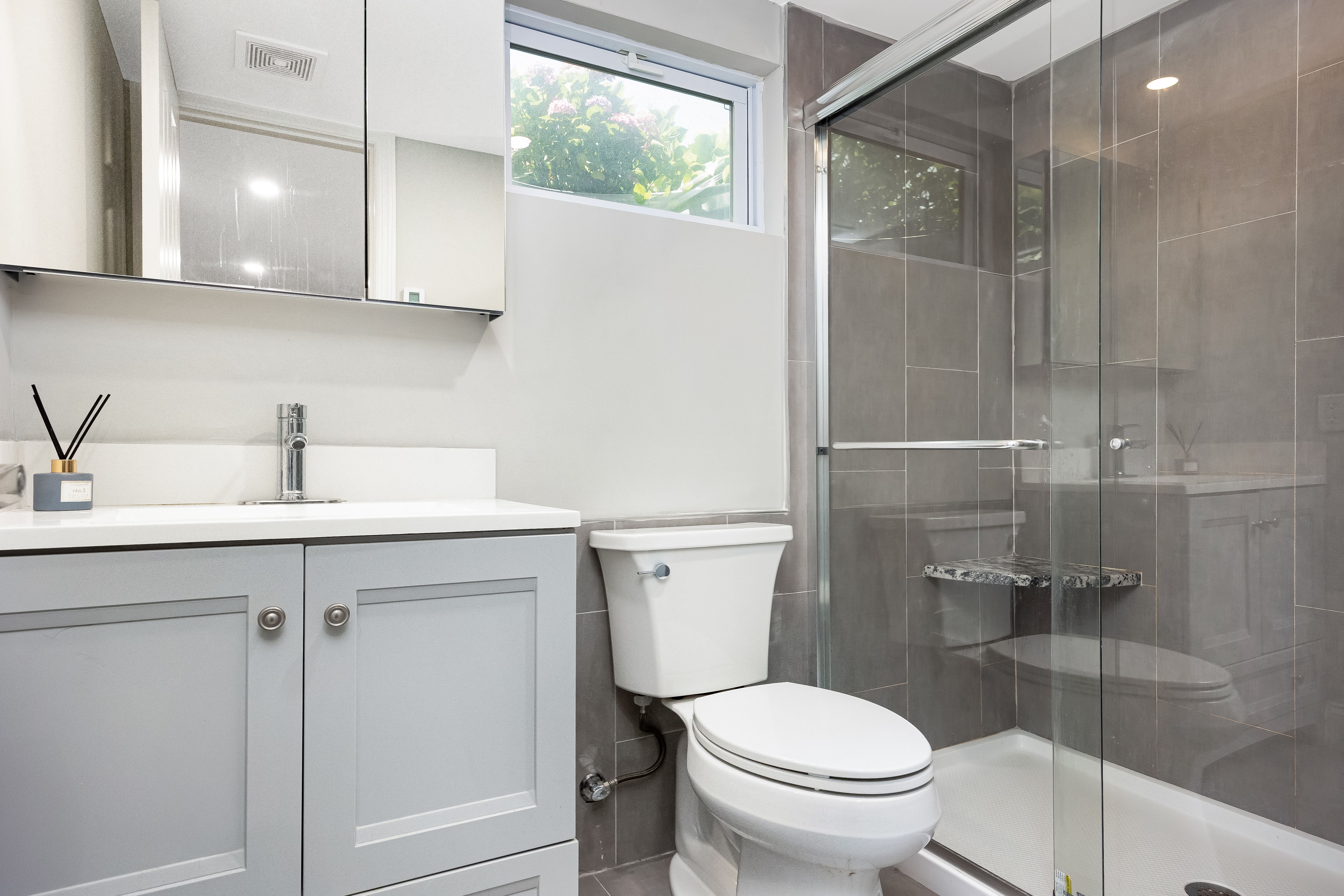 Deer Park, New York, 11729, United States, 3 Bedrooms Bedrooms, ,2 BathroomsBathrooms,Residential,For Sale,1915383